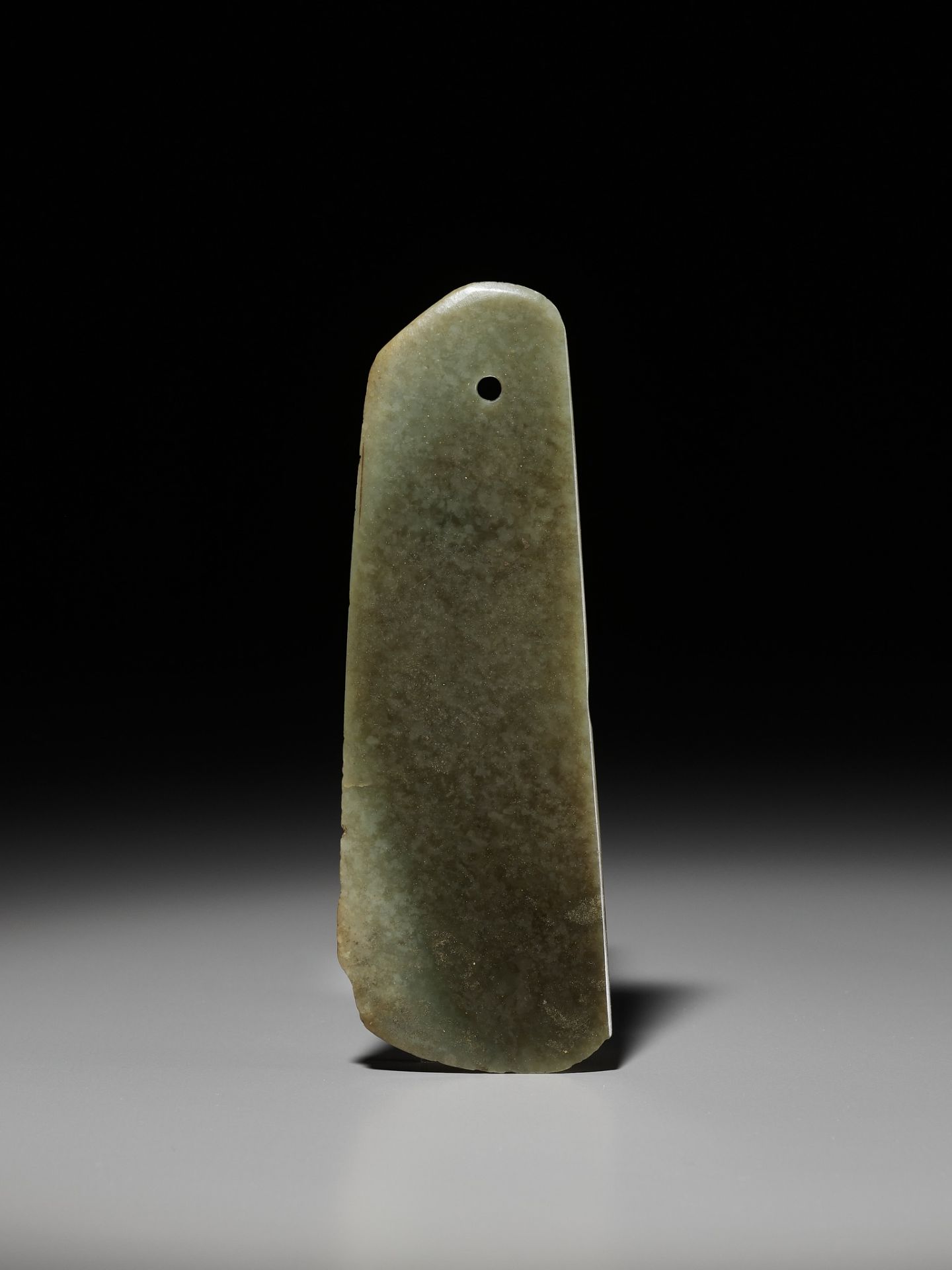 AN ARCHAIC CEREMONIAL JADE BLADE, YUE, NEOLITHIC PERIOD TO SHANG DYNASTY - Image 5 of 16