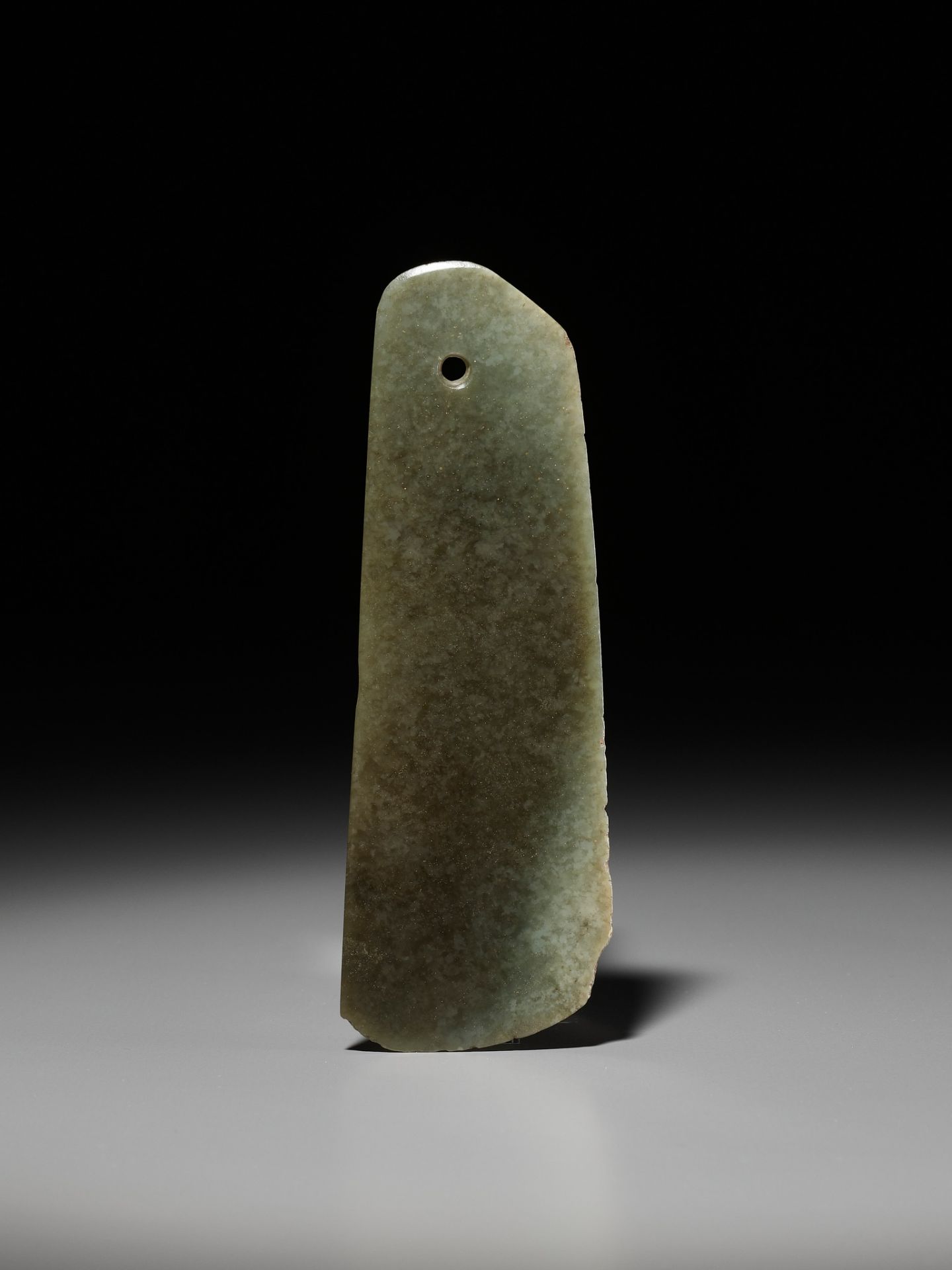 AN ARCHAIC CEREMONIAL JADE BLADE, YUE, NEOLITHIC PERIOD TO SHANG DYNASTY - Image 6 of 16
