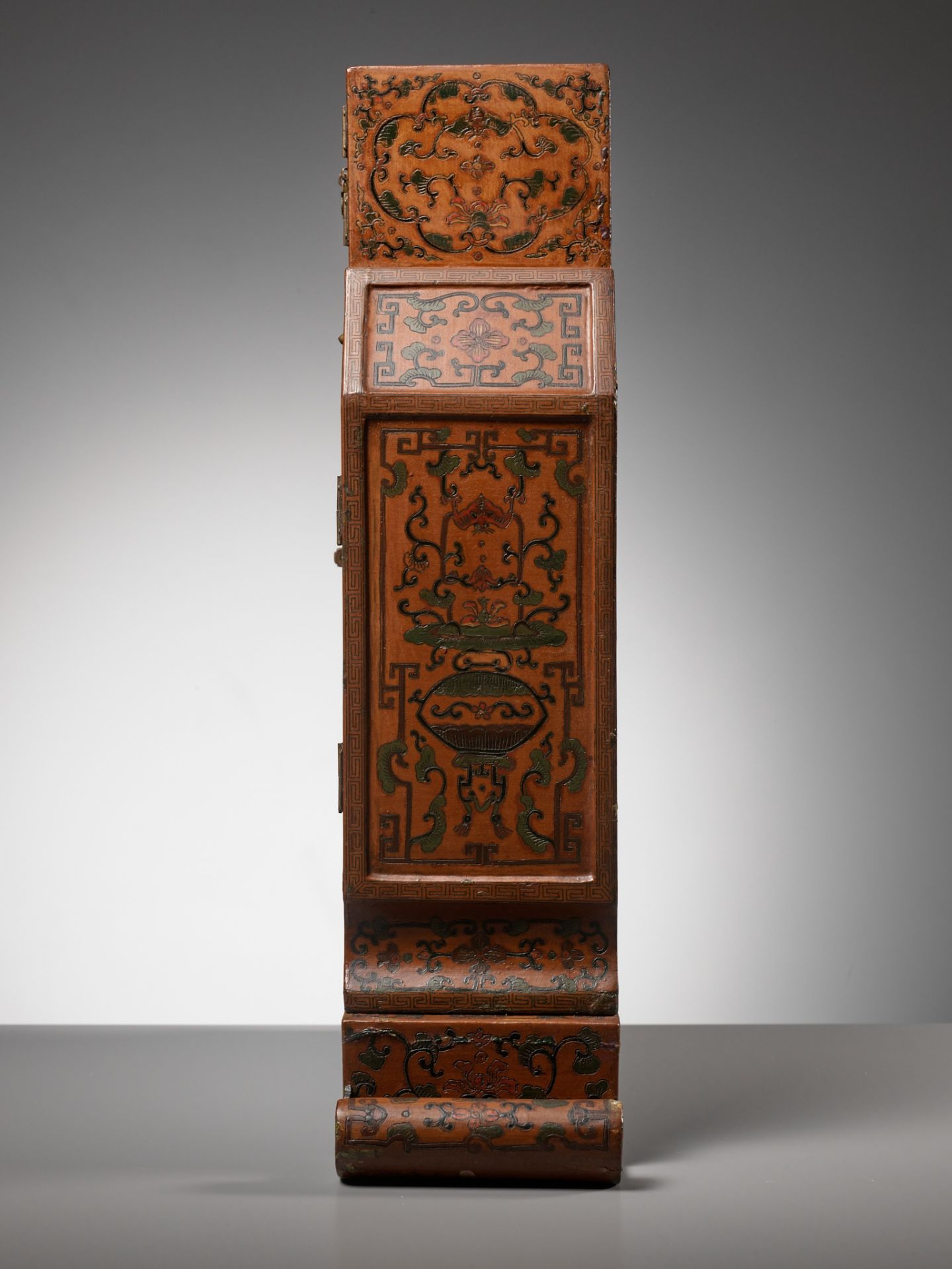 A TIANQI AND QIANGJIN LACQUER CABINET, QIANLONG TO JIAQING PERIOD - Bild 5 aus 10