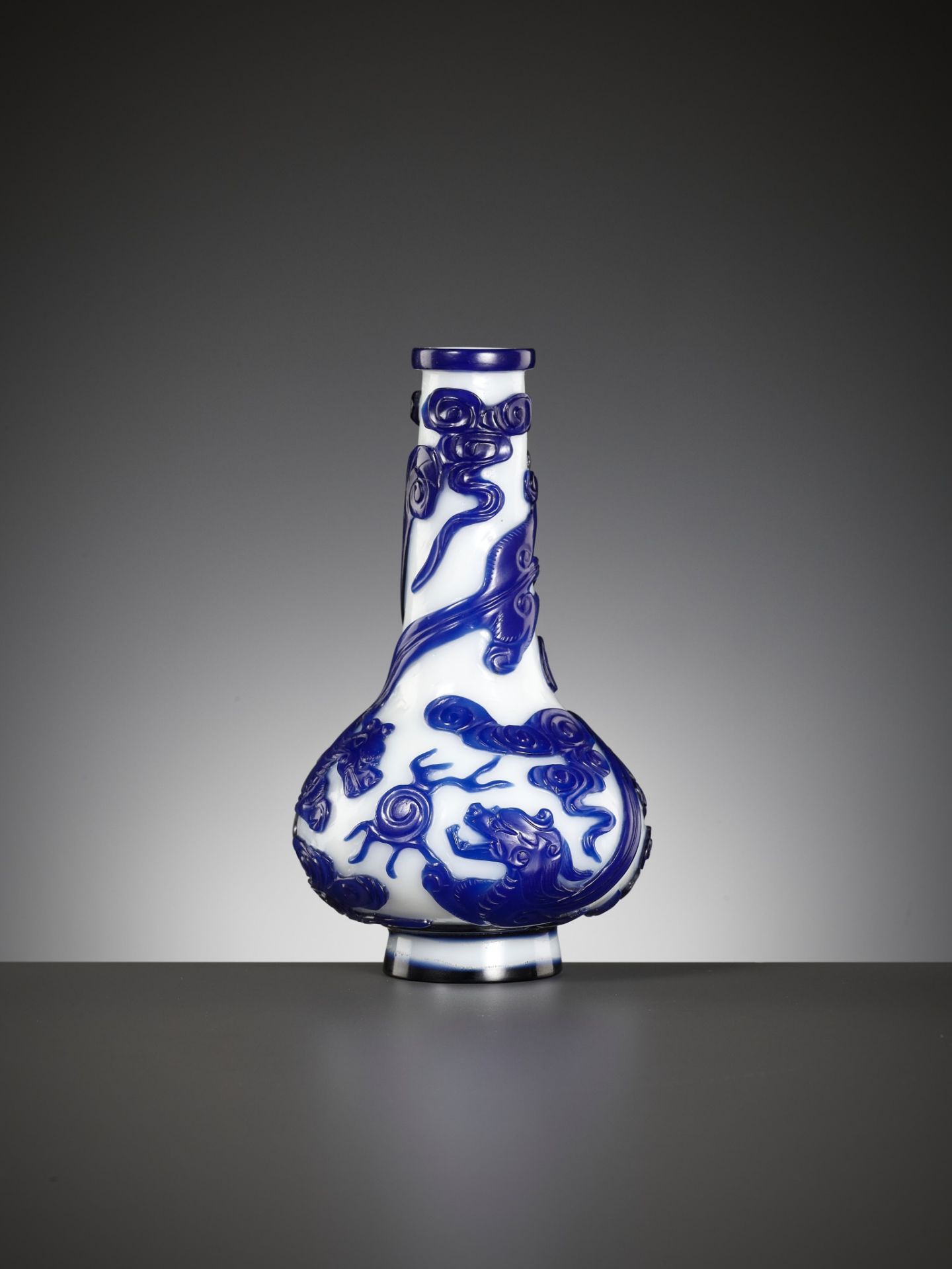 A SAPPHIRE-BLUE OVERLAY GLASS 'CHILONG' BOTTLE VASE, QIANLONG MARK AND POSSIBLY OF THE PERIOD - Bild 6 aus 15