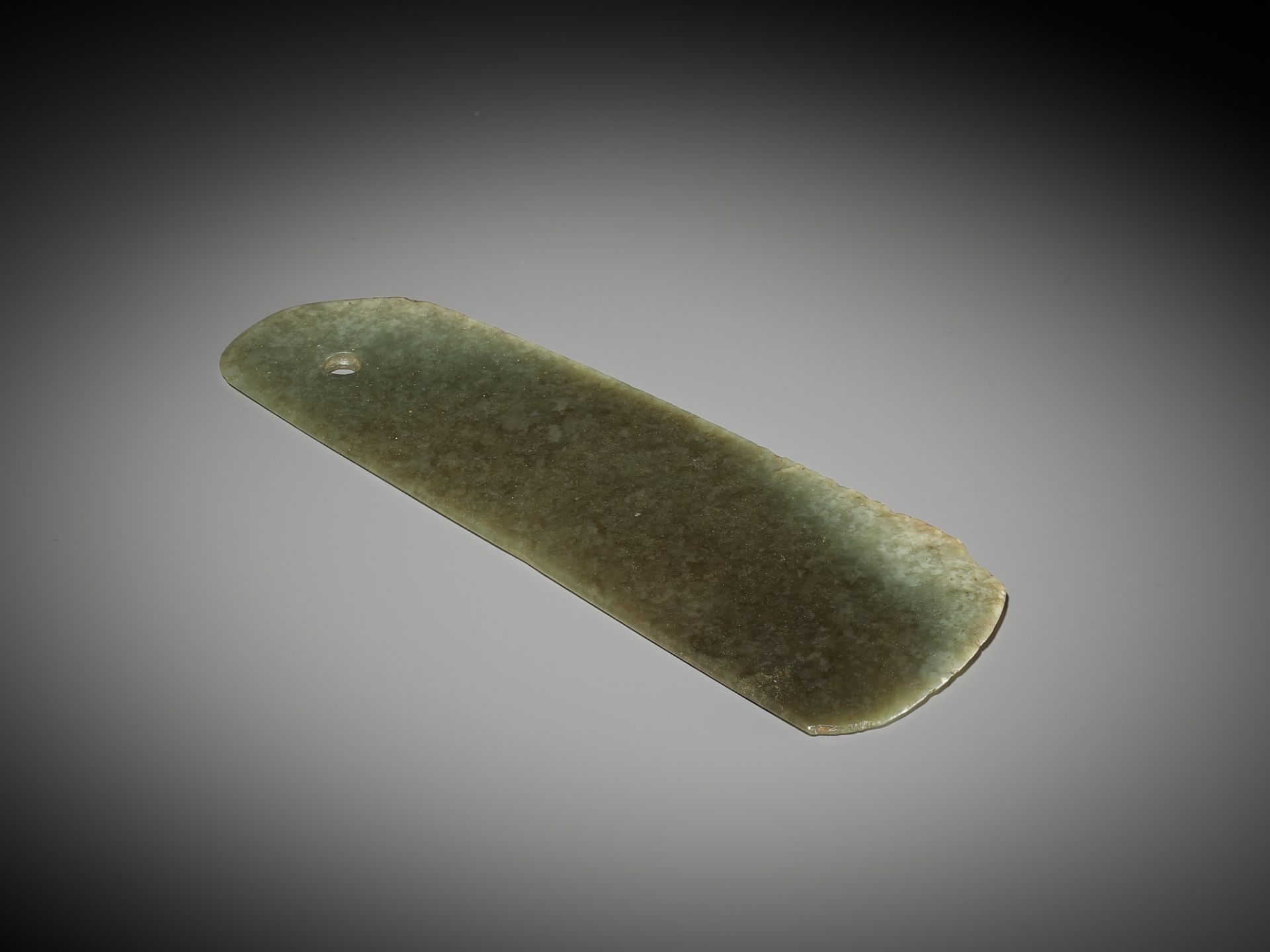 AN ARCHAIC CEREMONIAL JADE BLADE, YUE, NEOLITHIC PERIOD TO SHANG DYNASTY - Image 13 of 16