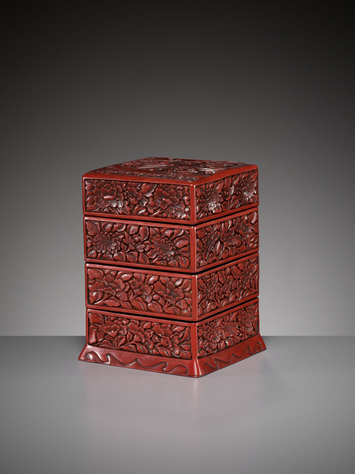 A CINNABAR LACQUER THREE-TIERED BOX AND COVER, LATE YUAN TO MID-MING DYNASTY - Image 13 of 17