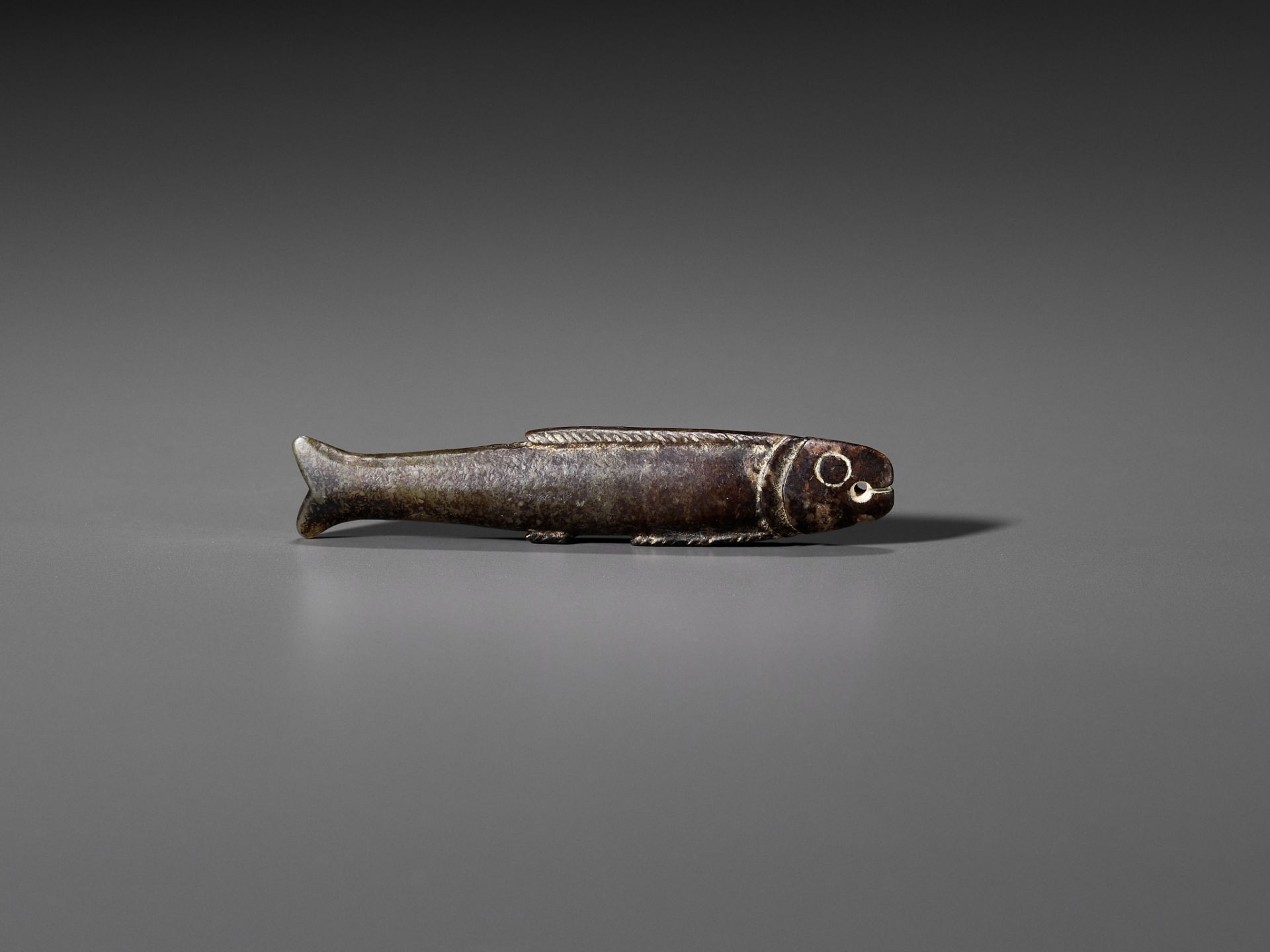 A DARK GREEN JADE 'FISH' PENDANT, SHANG DYNASTY - Image 2 of 9