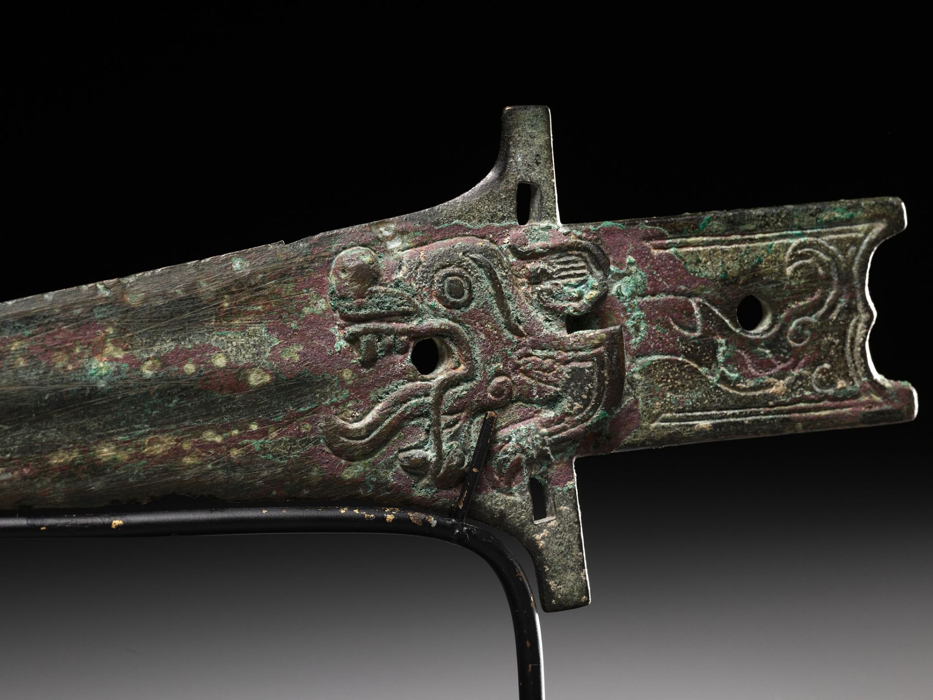 A BRONZE 'TIGER' HALBERD BLADE, ZHONGHU GE, EASTERN ZHOU DYNASTY, WARRING STATES PERIOD - Image 3 of 14