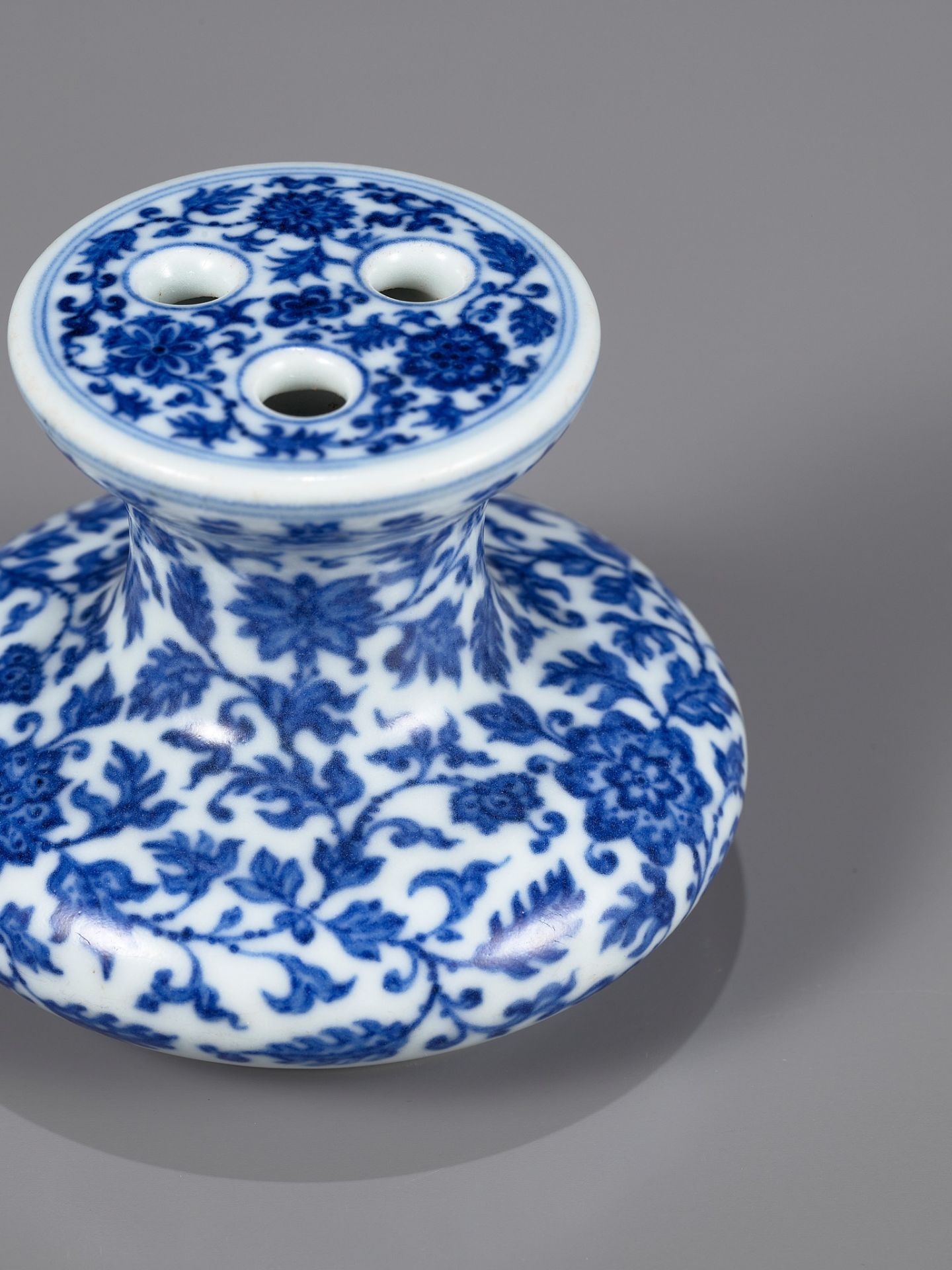 A BLUE AND WHITE MING-STYLE FLOWER-HOLDER, QIANLONG MARK AND PERIOD - Bild 17 aus 17
