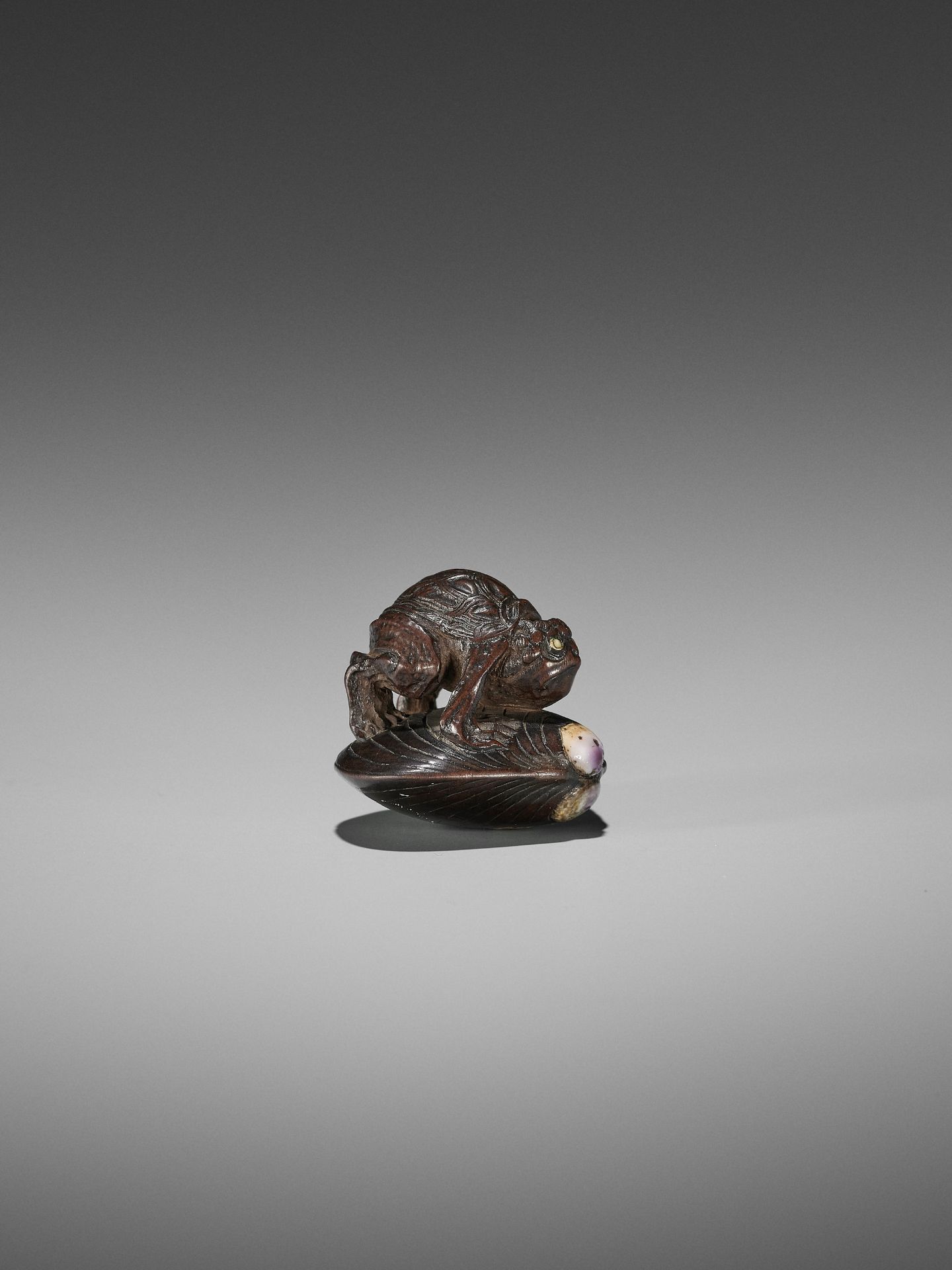 AN AMUSING INLAID WOOD NETSUKE OF A KAPPA ON HAMAGURI CLAM - Image 6 of 10