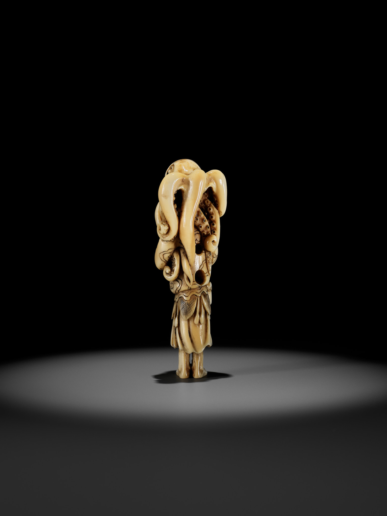A RARE IVORY NETSUKE OF A DUTCHMAN WITH AN OCTOPUS - Image 9 of 13