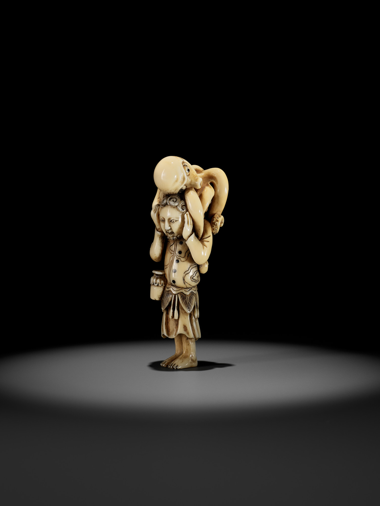 A RARE IVORY NETSUKE OF A DUTCHMAN WITH AN OCTOPUS - Image 2 of 13
