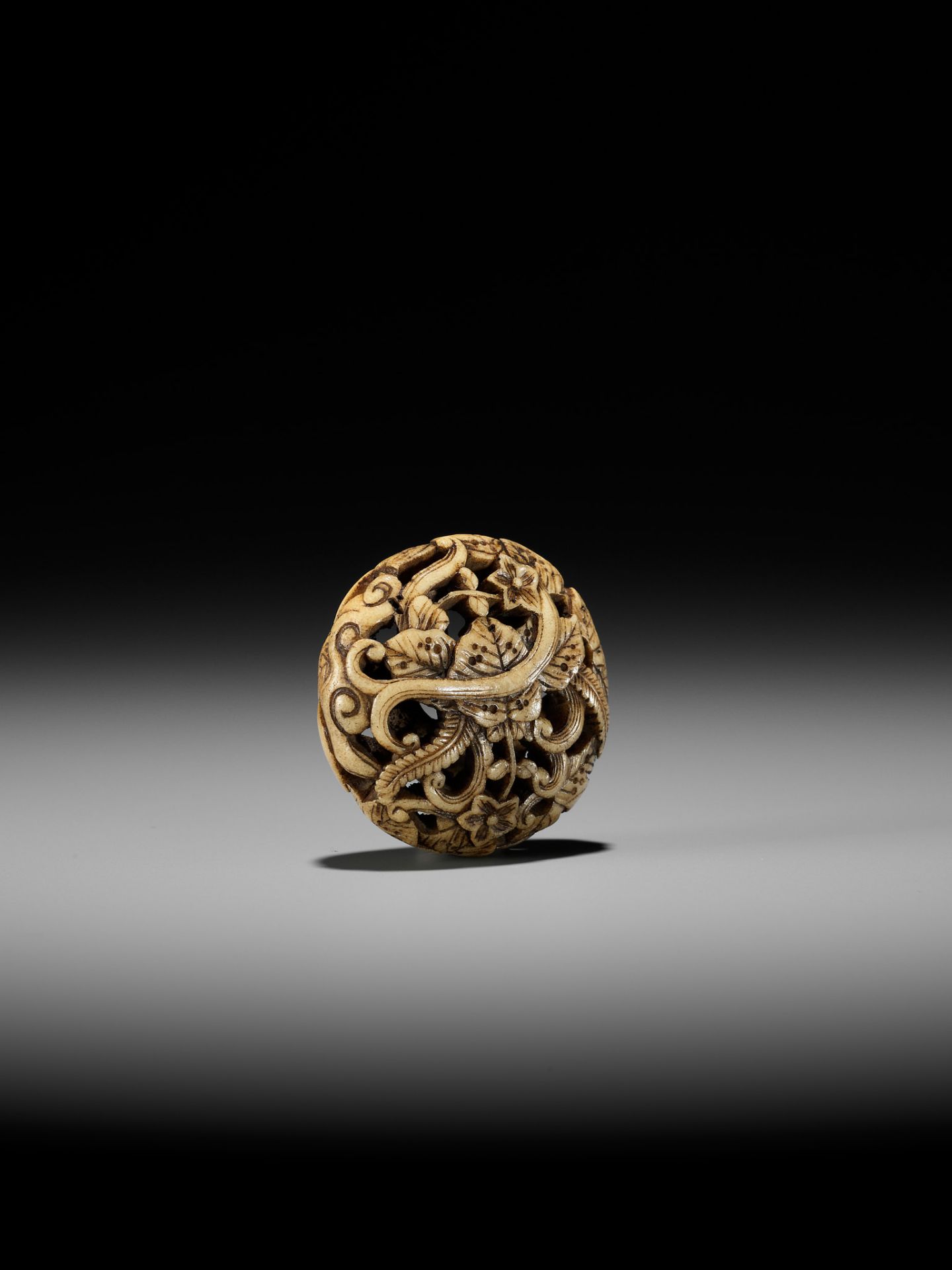 AN ANTLER RYUSA MANJU NETSUKE WITH FLORAL DESIGN - Image 8 of 11