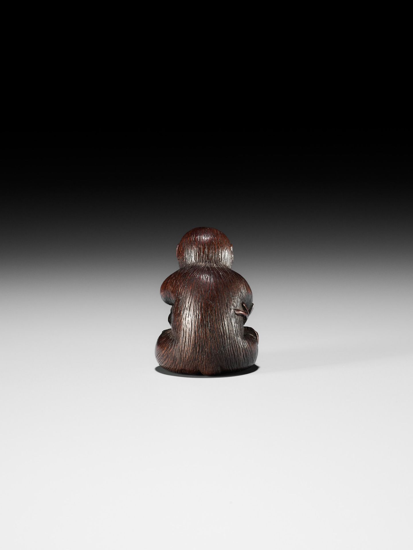 BUNCHO: A FINE WOOD NETSUKE OF A MONKEY EATING PERSIMMONS - Bild 7 aus 12