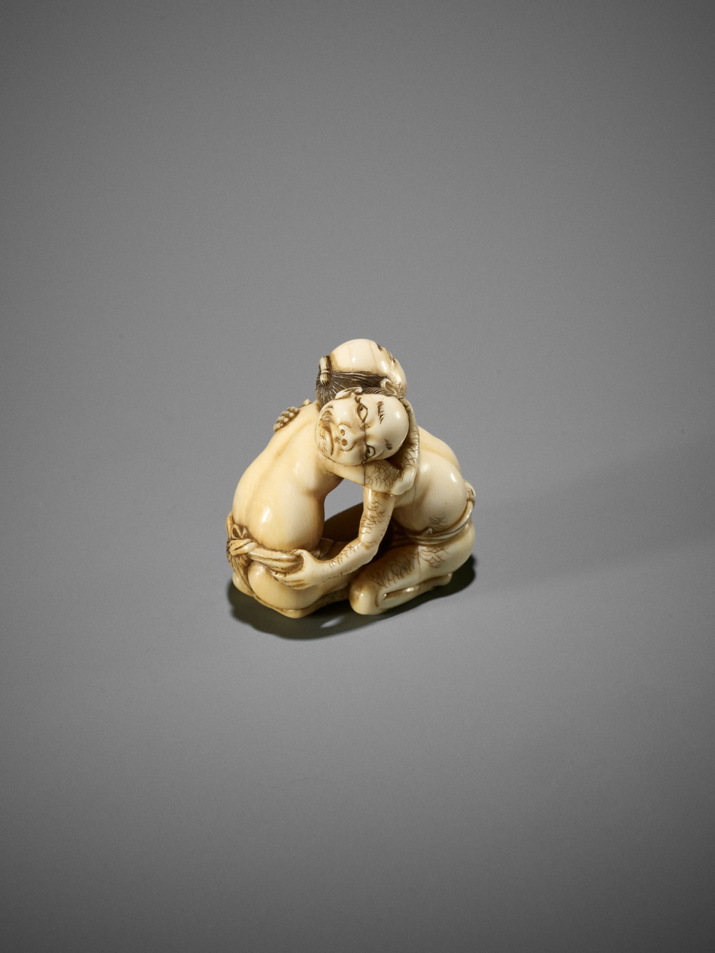 DORAKU: A SUPERB IVORY NETSUKE OF TWO WRESTLING DRUNKS - Bild 7 aus 23