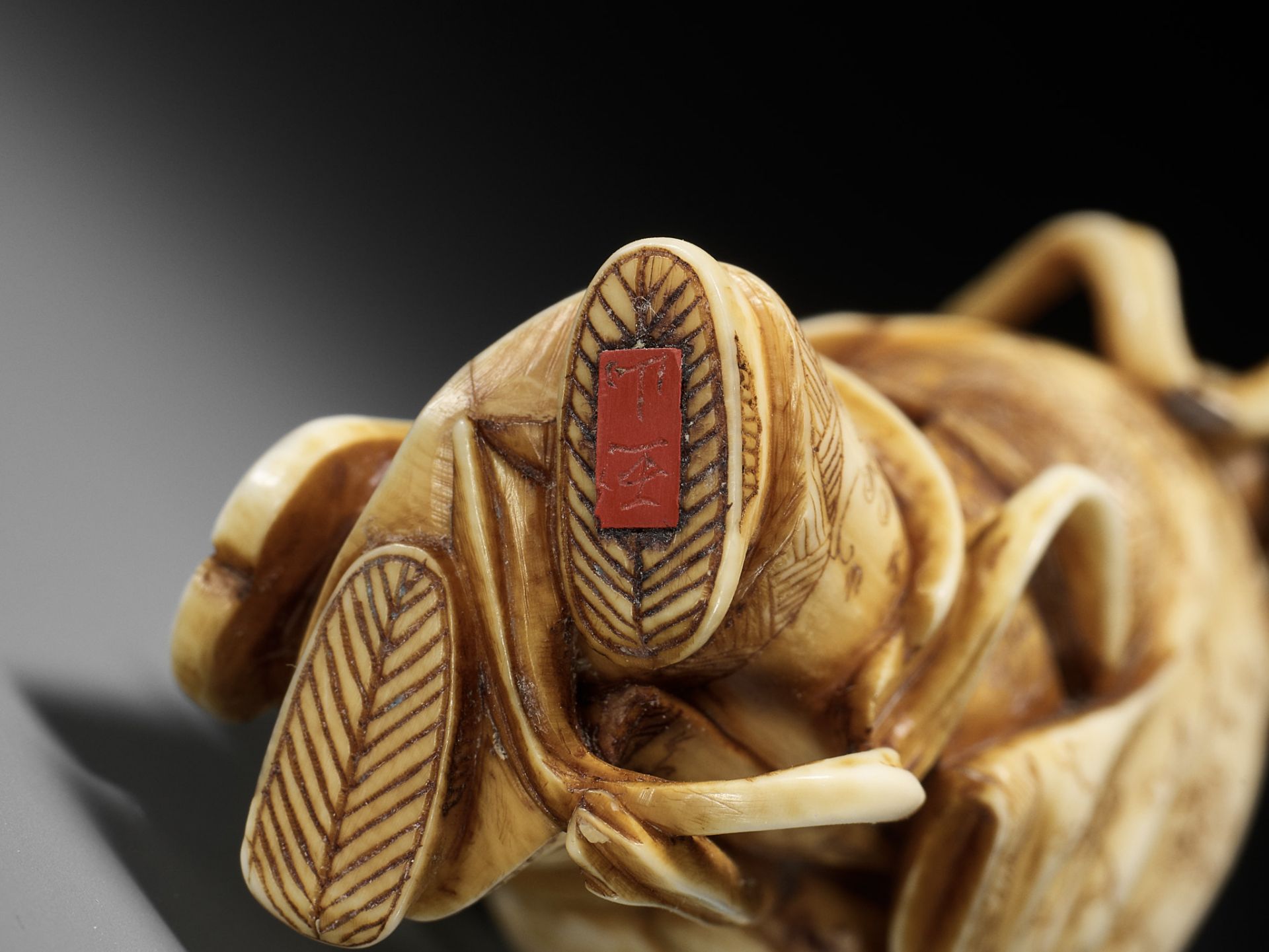 GYOKUZAN: AN AMUSING IVORY NETSUKE OF HOTEI WITH WRESTLING ONI - Bild 10 aus 11