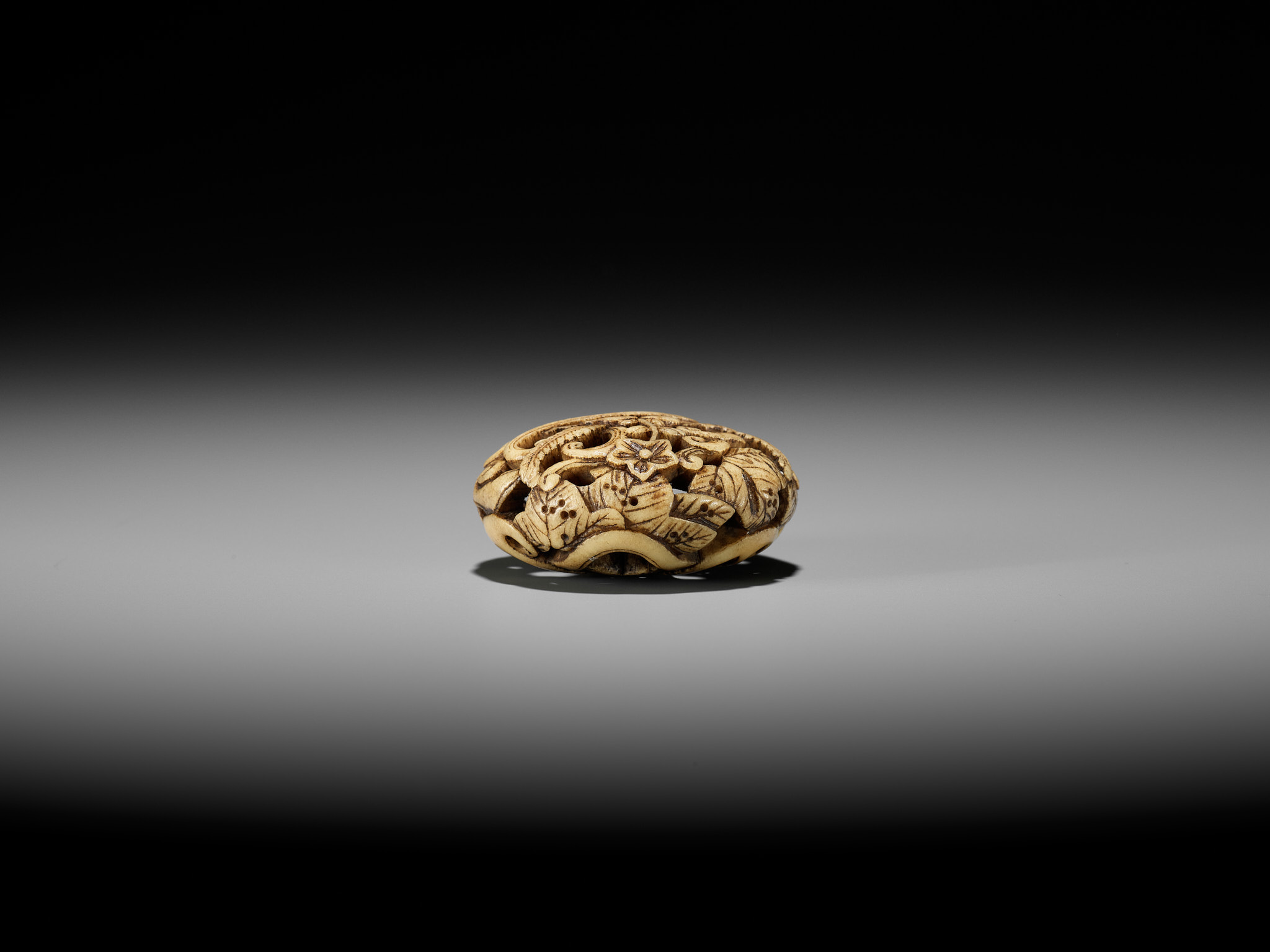 AN ANTLER RYUSA MANJU NETSUKE WITH FLORAL DESIGN - Image 10 of 11