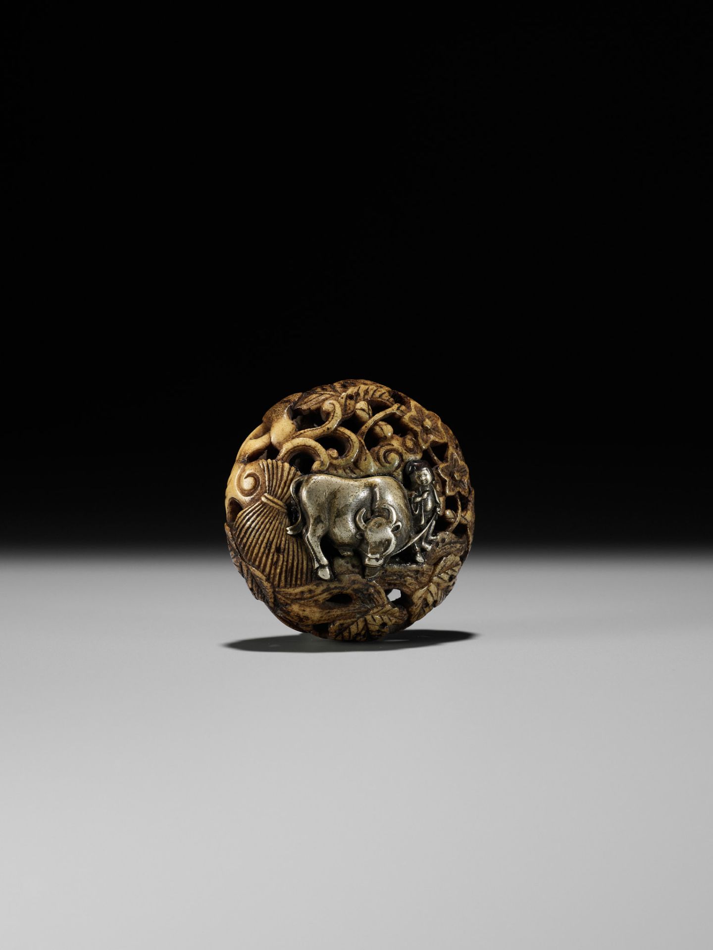 A METAL-INLAID ANTLER RYUSA MANJU NETSUKE REFERENCING THE TEN OX HERDING PICTURES - Image 6 of 9