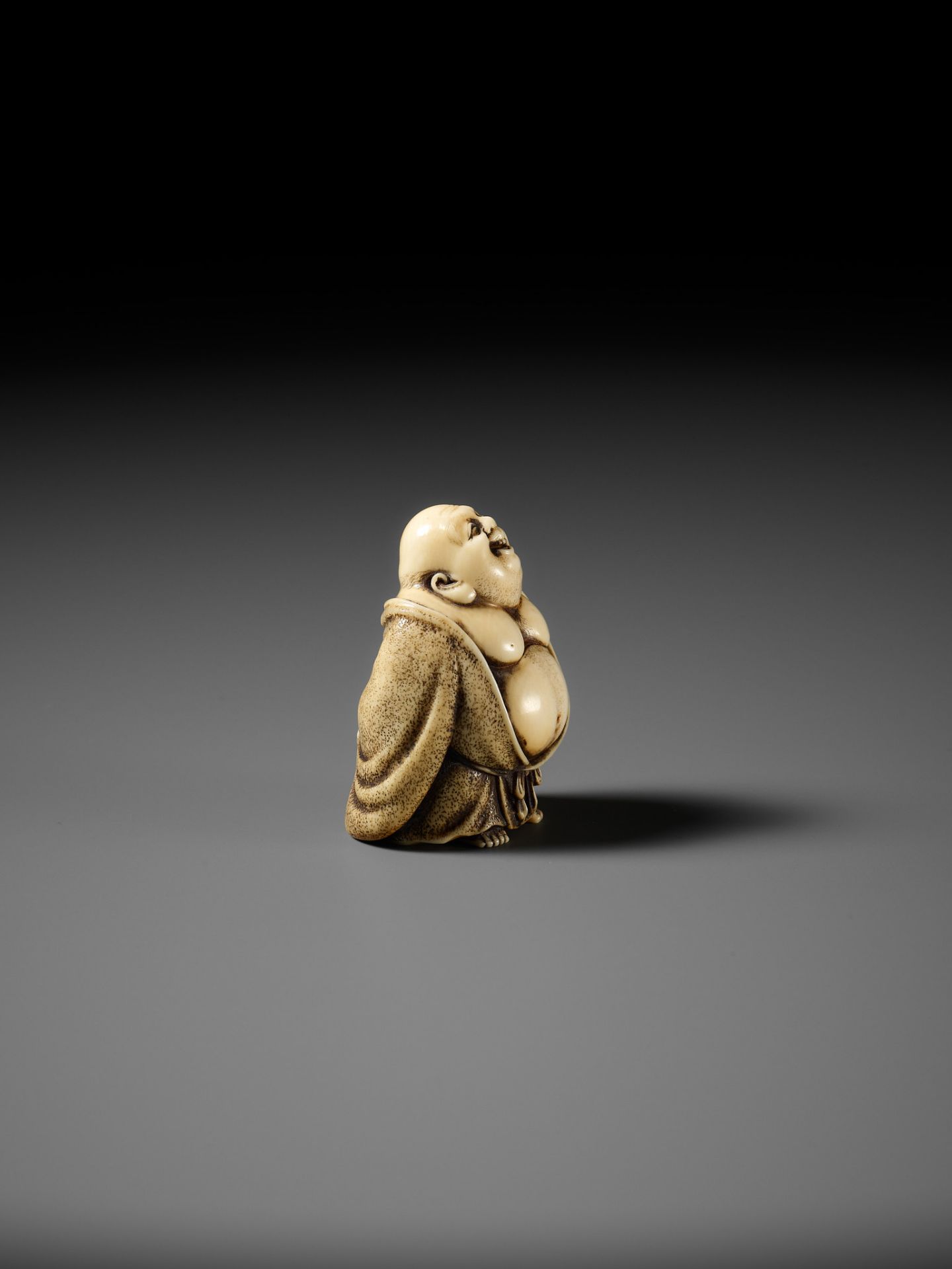 ANRAKU: A SUPERB IVORY NETSUKE OF HOTEI - Bild 11 aus 19