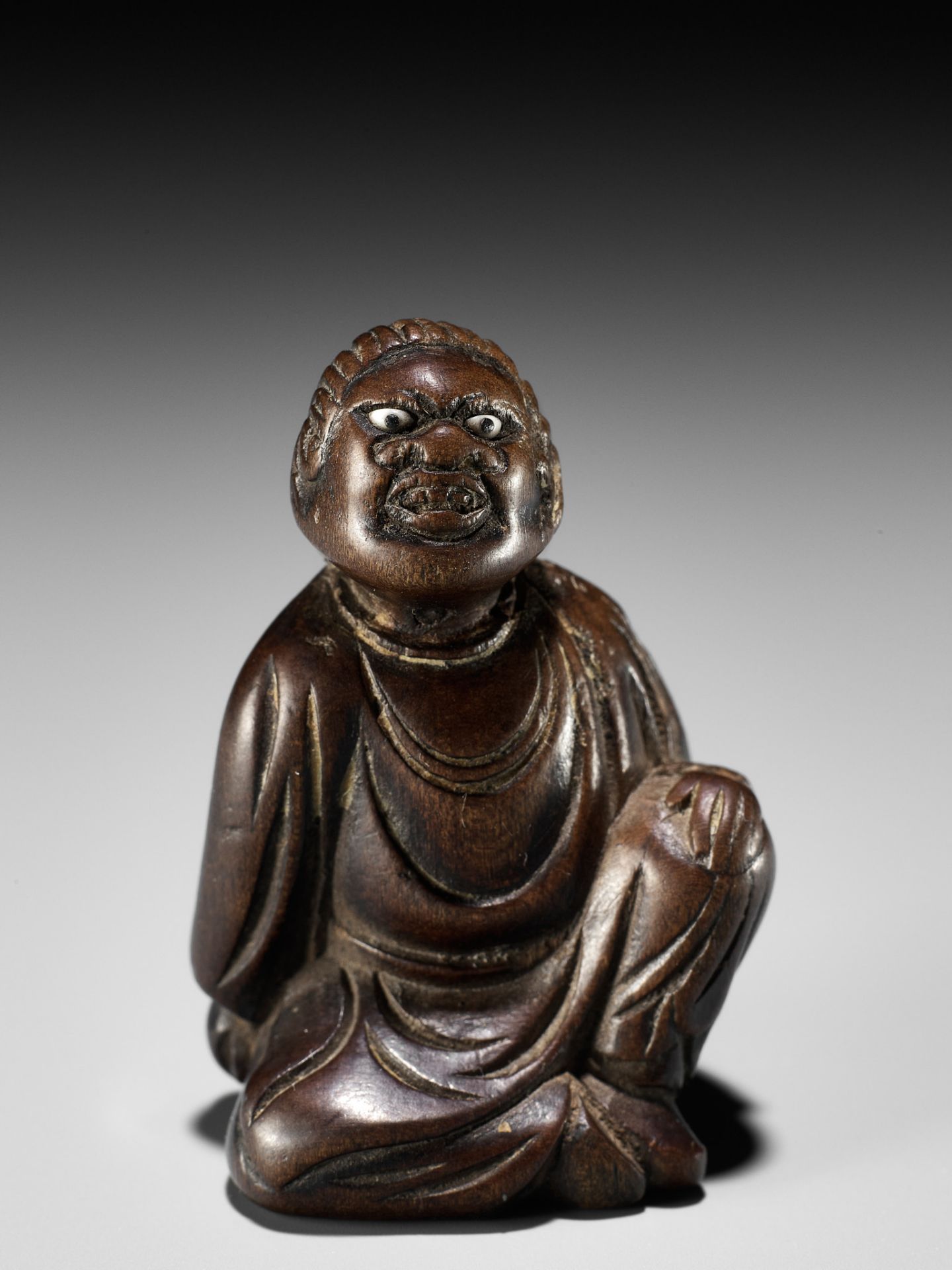 A FINE NETSUKE OF A SEATED IMMORTAL, ATTRIBUTED TO MIWA - Bild 13 aus 14