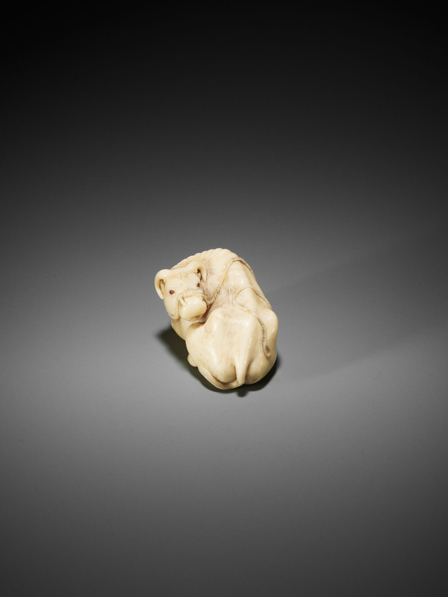 KAIGYOKUSAI MASATSUGU: A MASTERFUL AND IMPORTANT IVORY NETSUKE OF A RECUMBENT OX - Image 22 of 30