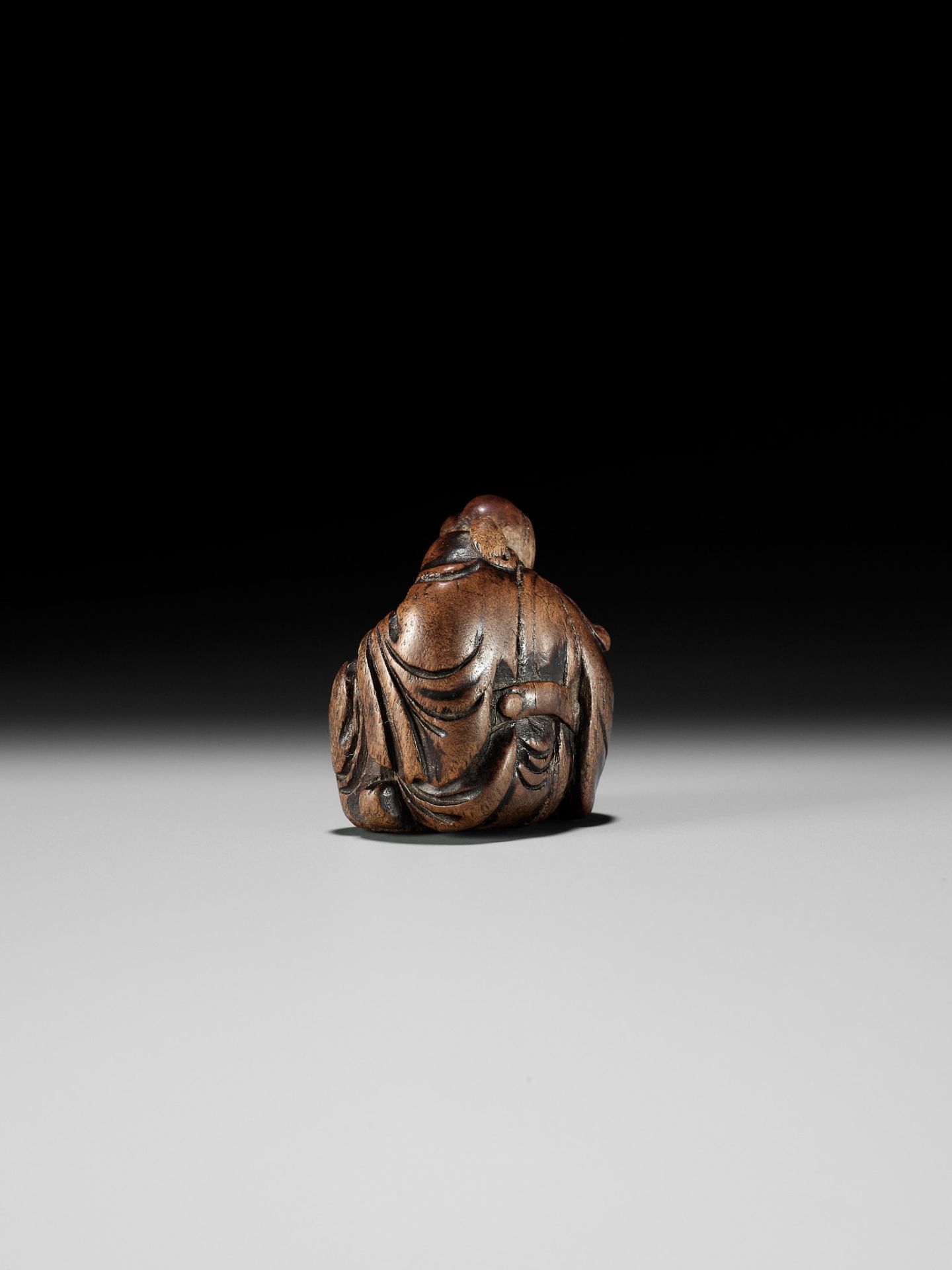 AN OLD WOOD NETSUKE OF A CHINESE SCHOLAR - Image 5 of 9