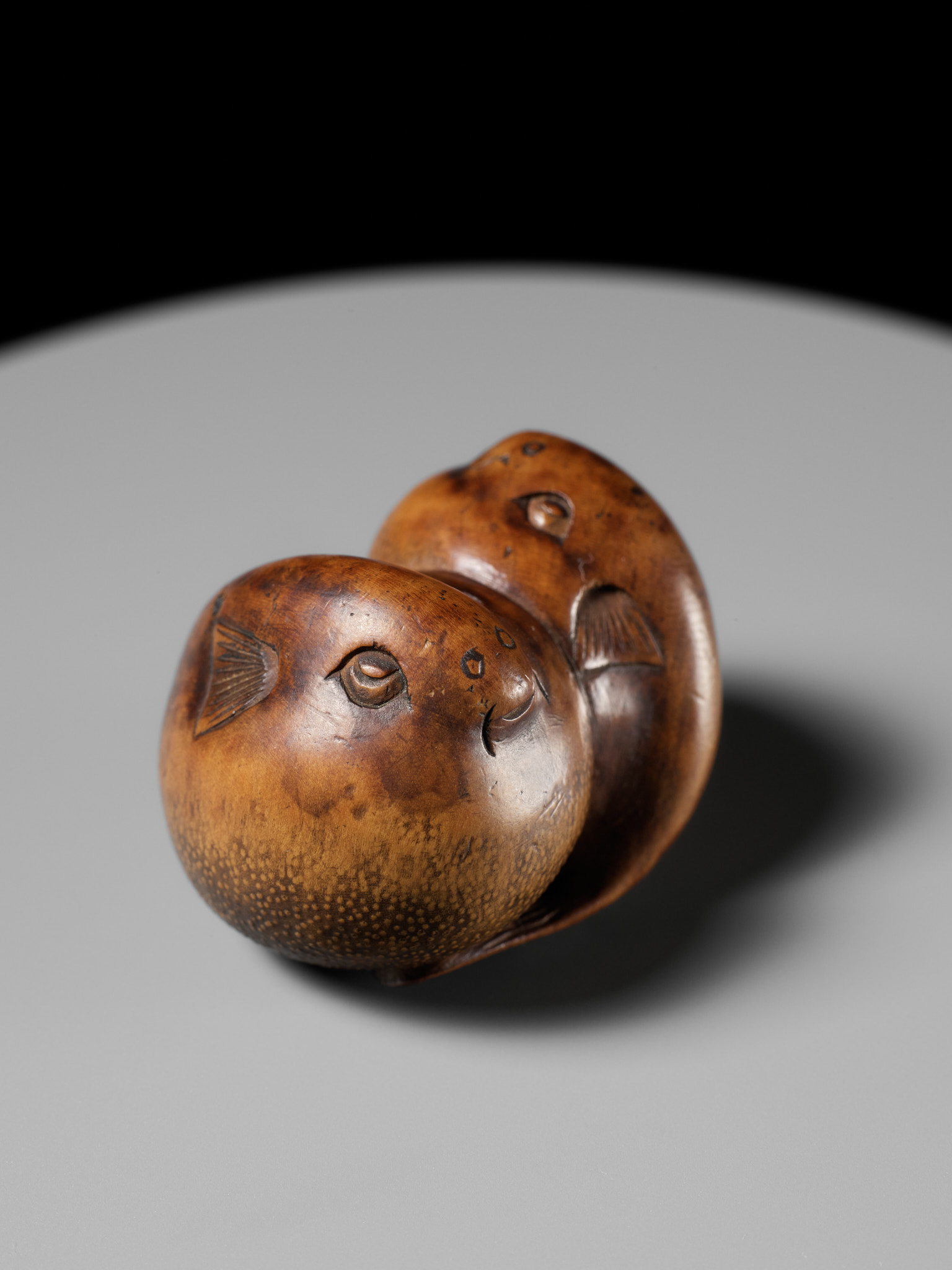 SARI: A SUPERB WOOD NETSUKE OF A PAIR OF BLOWFISH (FUGU) - Image 17 of 19