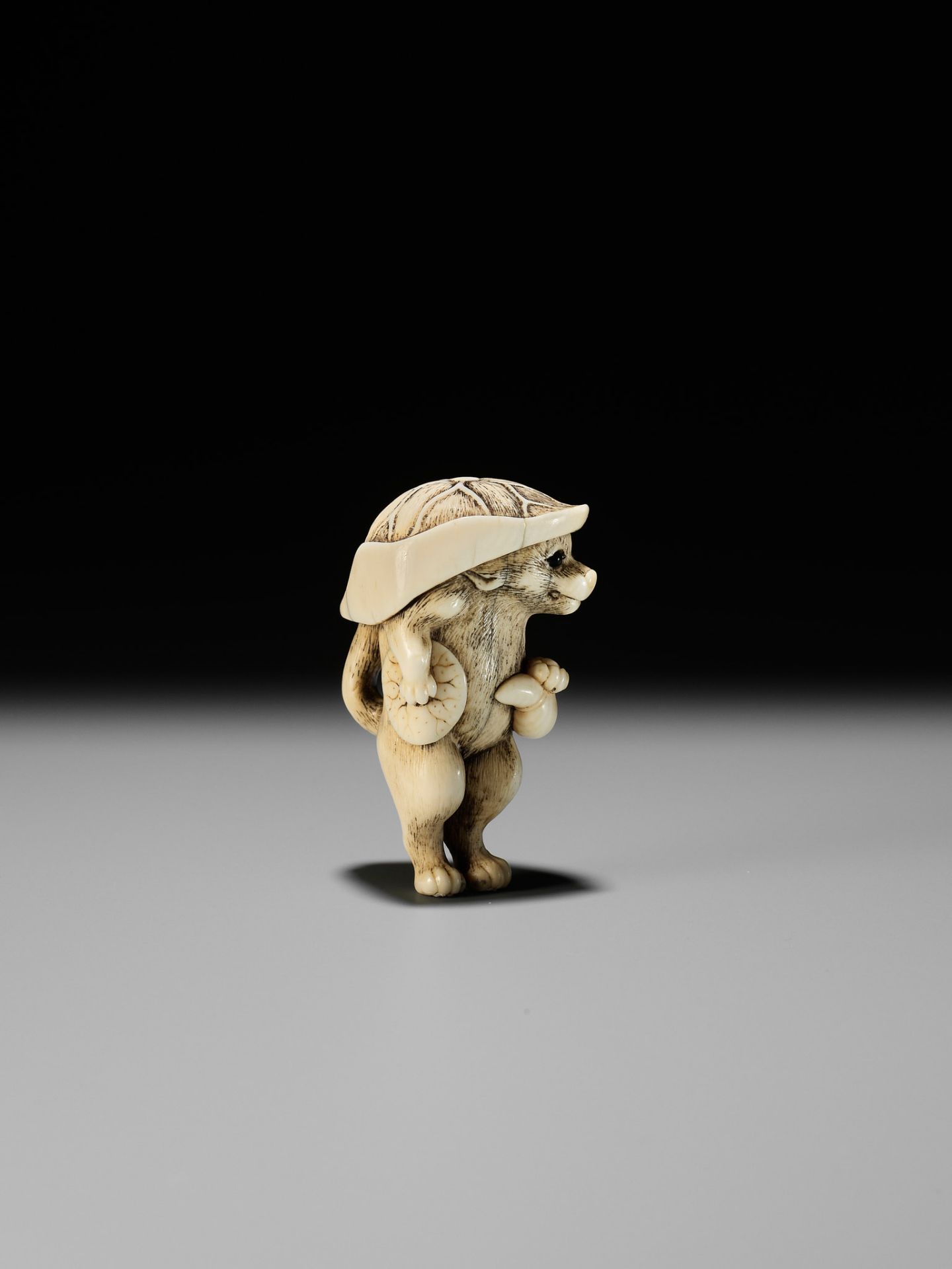 A HUMOROUS OSAKA SCHOOL IVORY NETSUKE OF TANUKI DISGUISED AS A SAKE VENDOR - Bild 8 aus 11