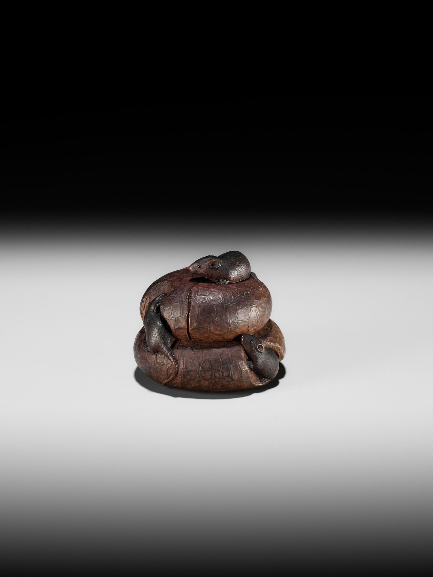 TADASHIGE: A FINE WOOD NETSUKE OF THREE RATS NIBBLING ON KAGAMI MOCHI - Bild 3 aus 12