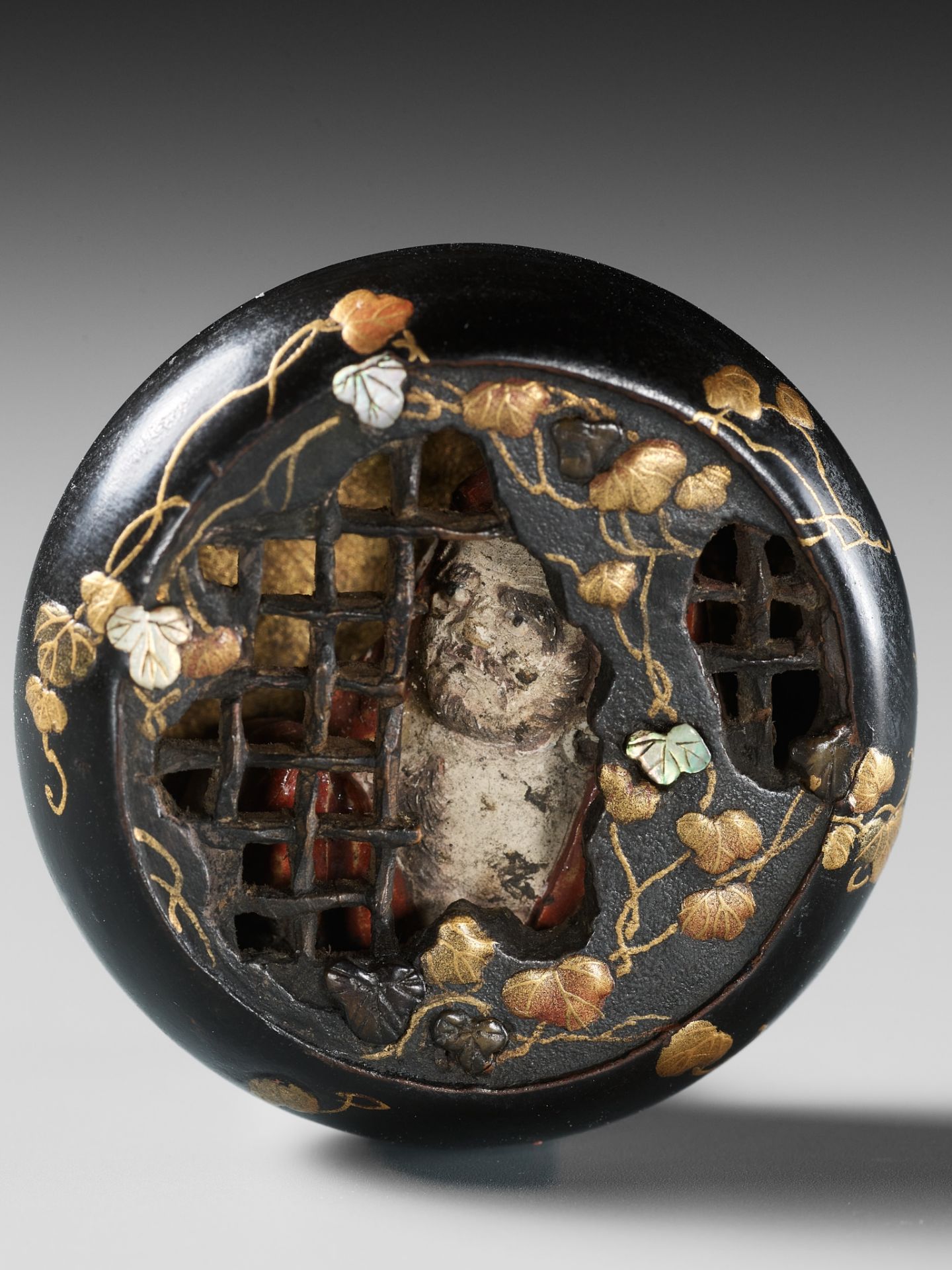 TEIJI: A MASTERFUL LACQUERED AND CERAMIC-INLAID MANJU OF DARUMA BEHIND IRON BARS - Bild 9 aus 14