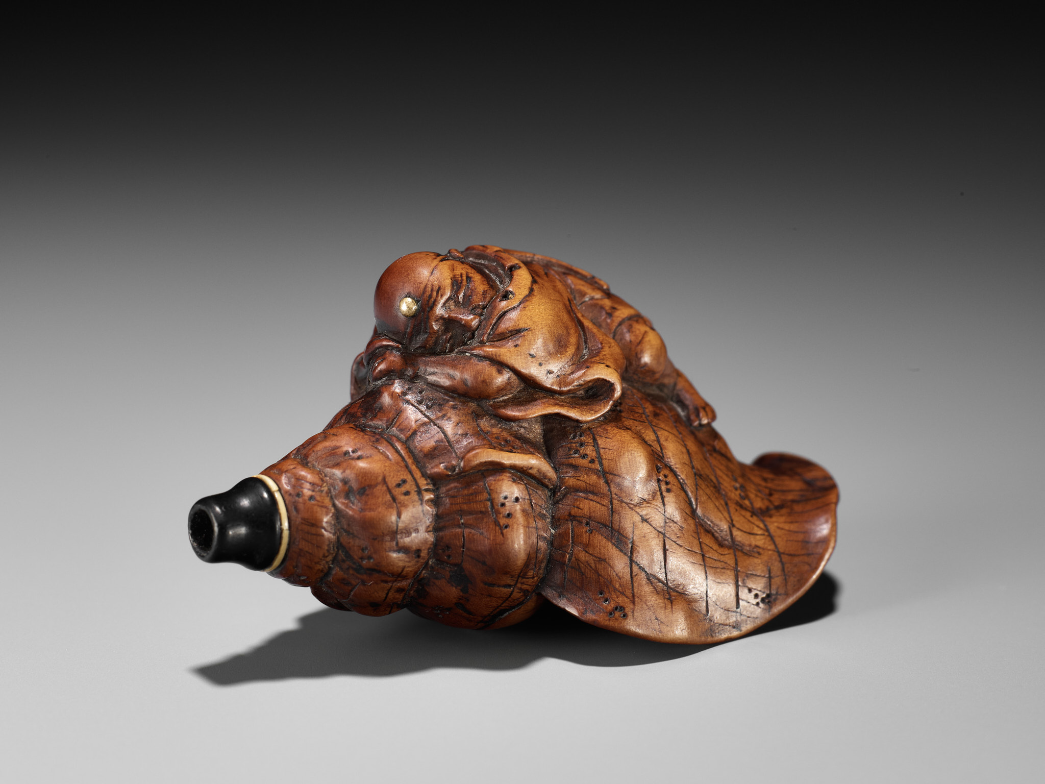 A WOOD NETSUKE OF BENKEI SLEEPING ON A CONCH (HORAGAI) - Bild 10 aus 10