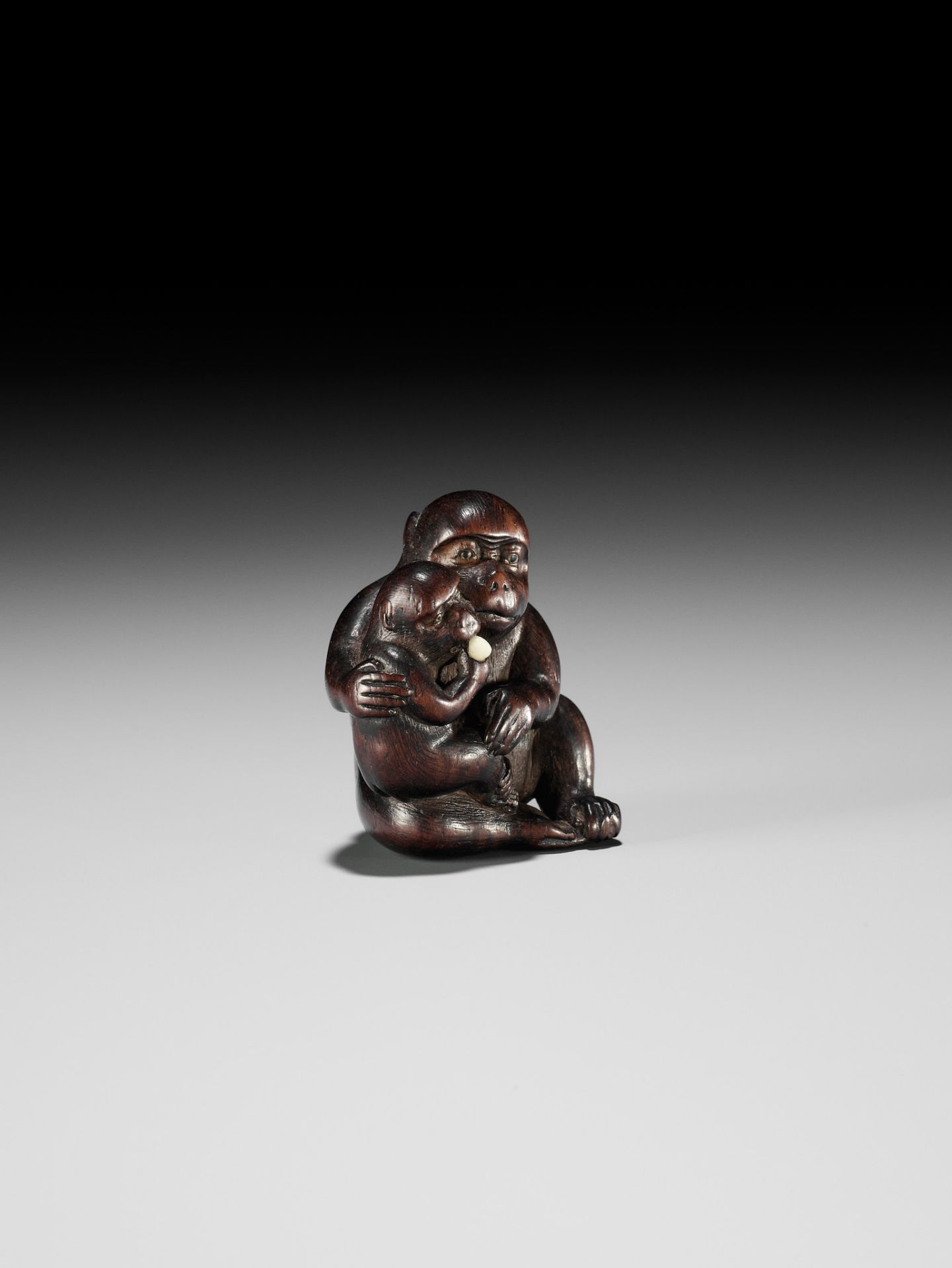 HIDECHIKA: A CHARMING INLAID WOOD NETSUKE OF A MONKEY FEEDING YOUNG - Bild 7 aus 10