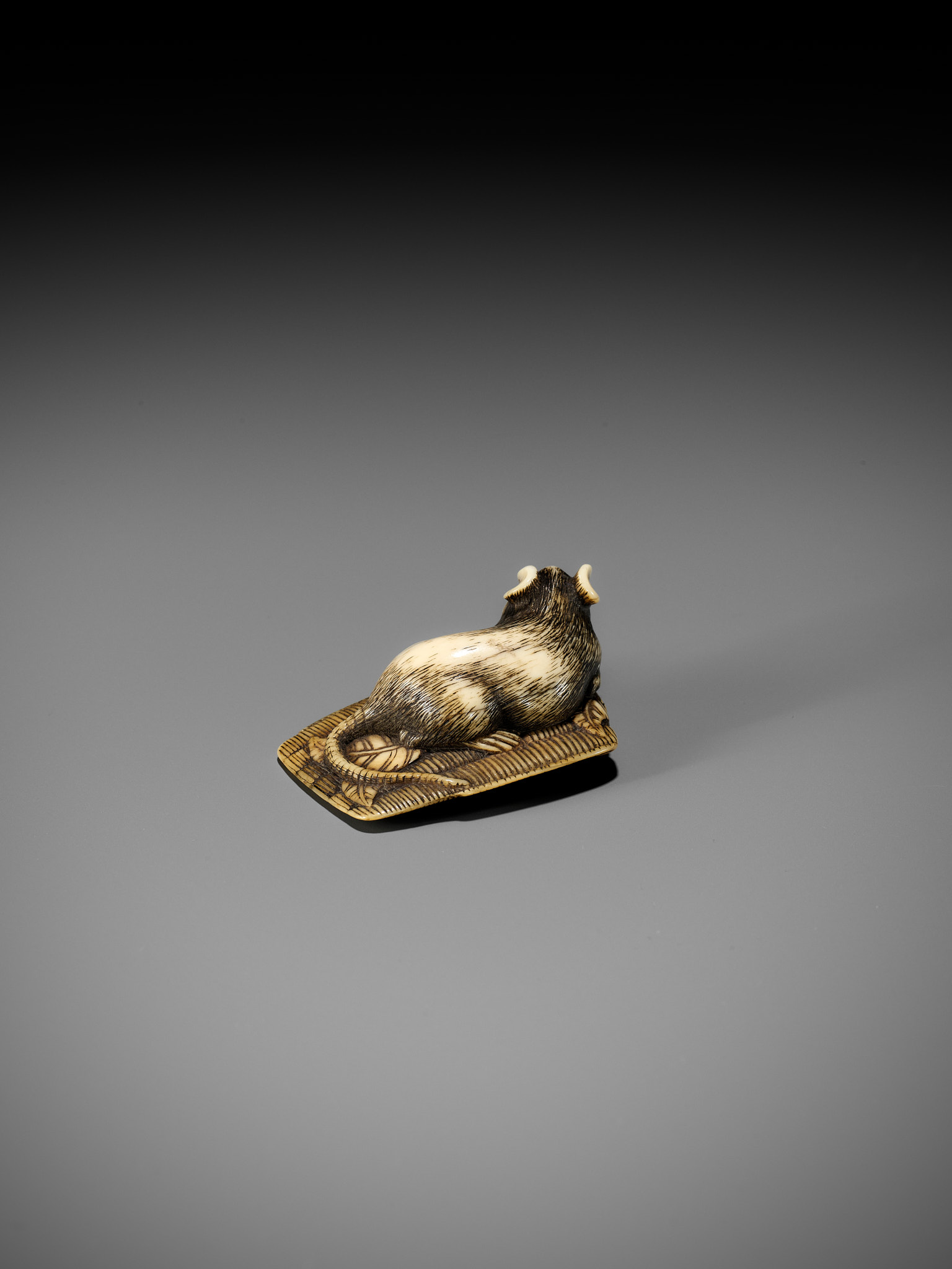 AN OSAKA SCHOOL IVORY NETSUKE OF A RAT ON A STRAW MAT - Image 7 of 12