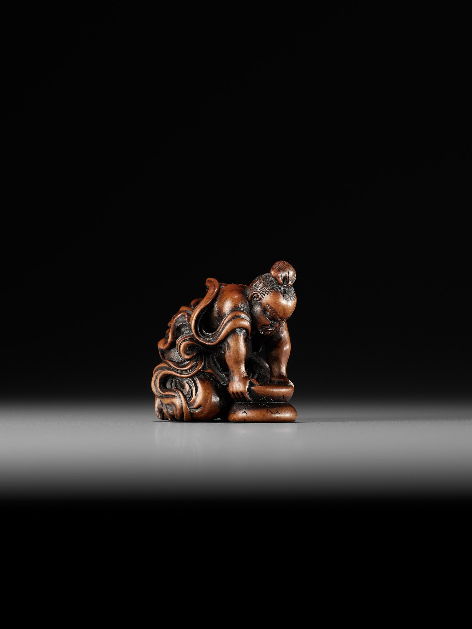 JUGYOKU: A POWERFUL WOOD NETSUKE OF A NIO CRUSHING MOCHI - Image 7 of 10