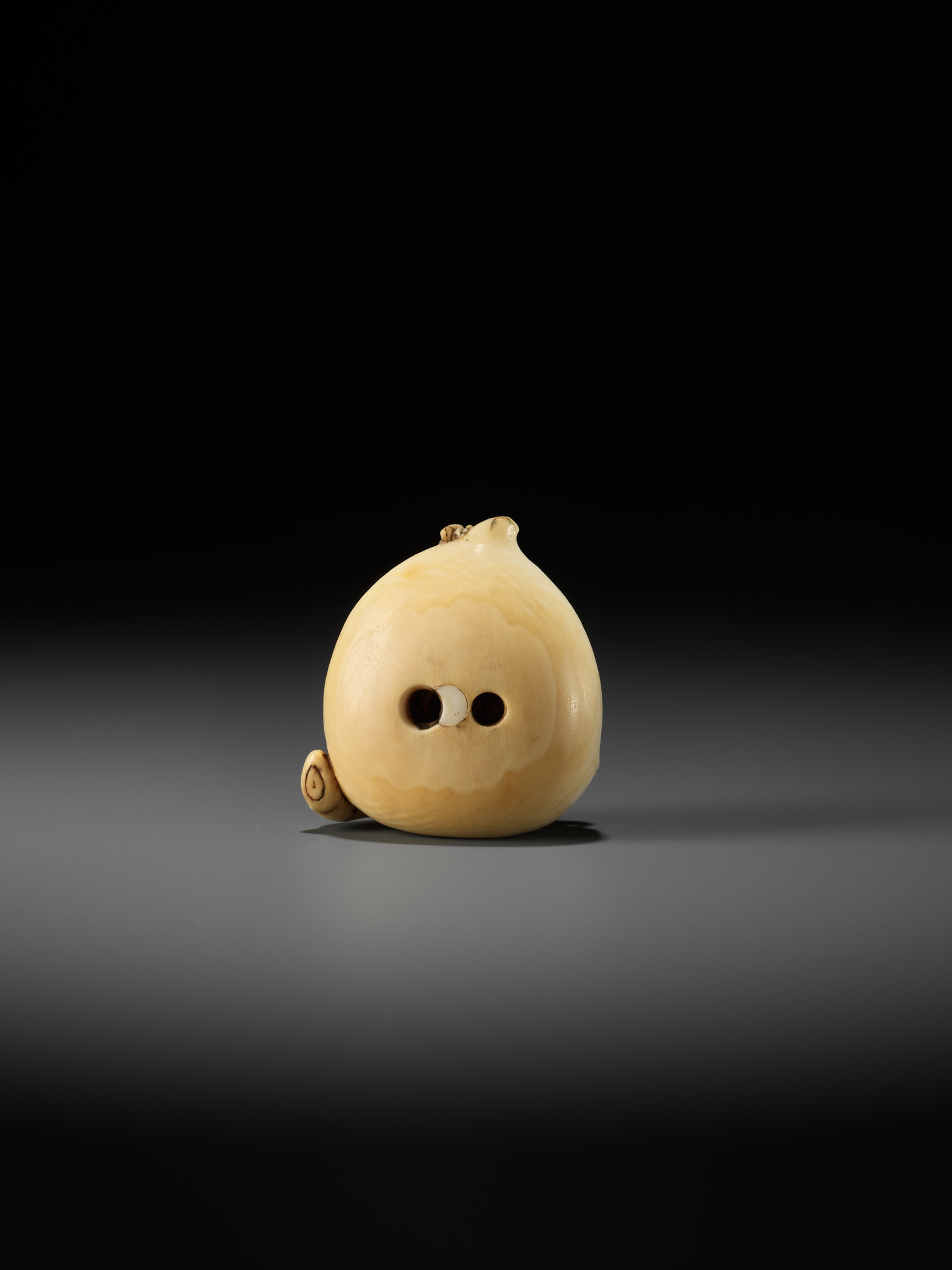 AN IVORY NETSUKE OF A PEACH WITH INSECTS - Image 5 of 10