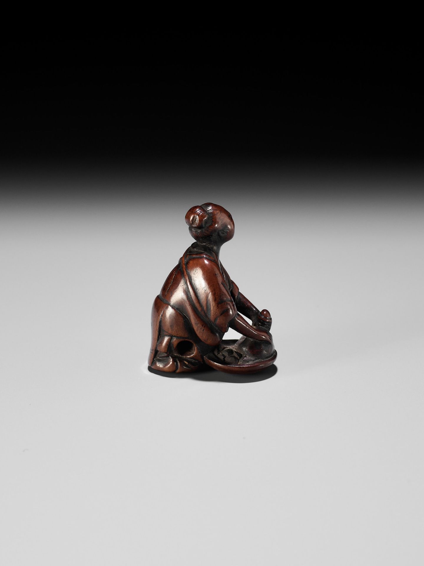 MINKOKU II: A FINE WOOD NETSUKE OF A WASHER WOMAN - Bild 6 aus 10