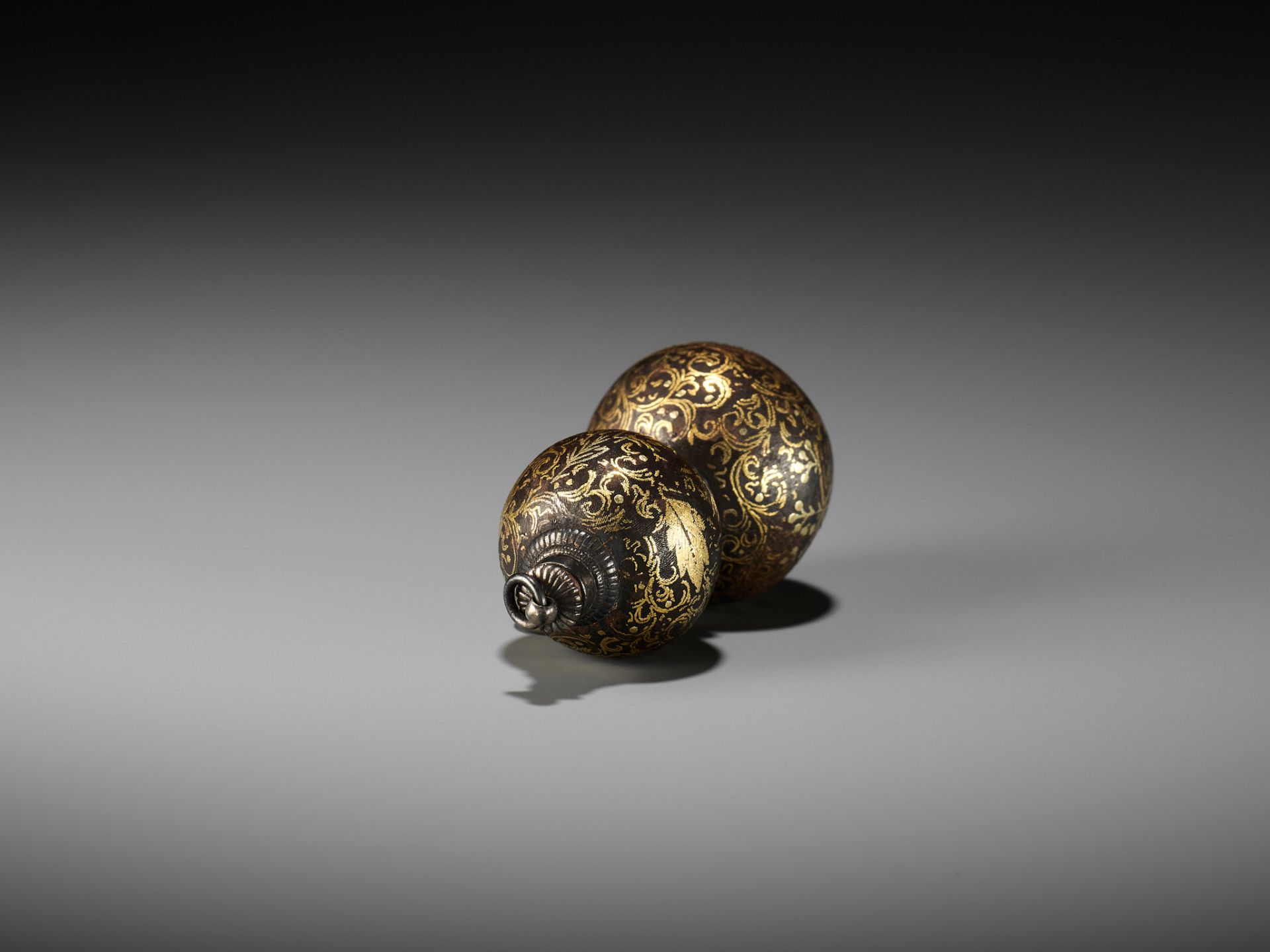 A RARE IRON GOURD-SHAPED NETSUKE WITH GOLD KIRI MON - Image 9 of 9