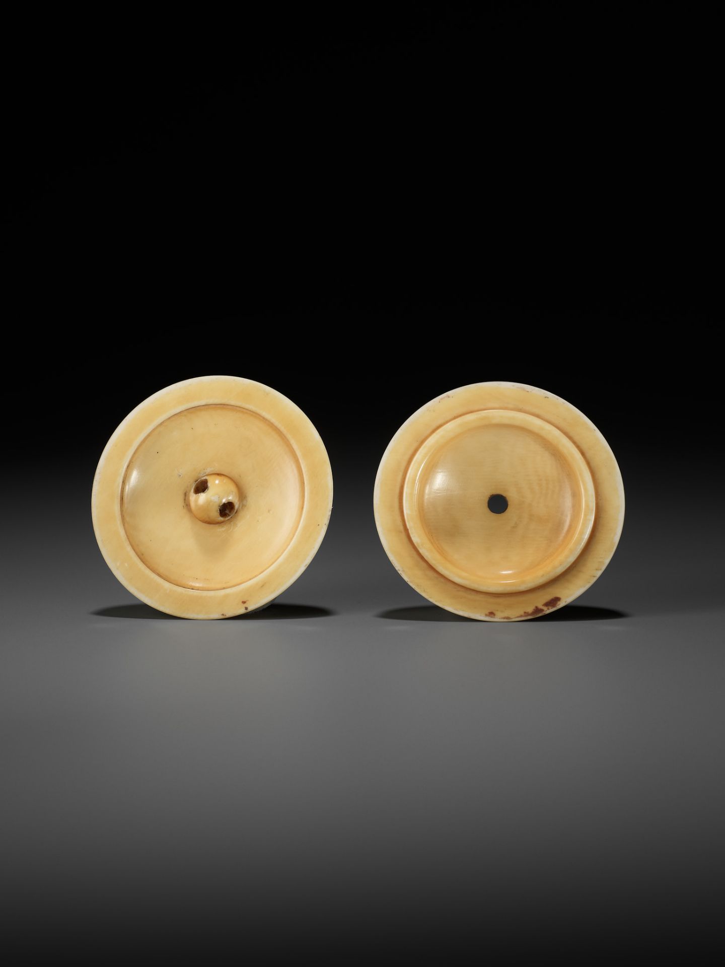 HOGYOKU: AN IVORY MANJU NETSUKE OF TWO MANZAI DANCERS - Image 8 of 12