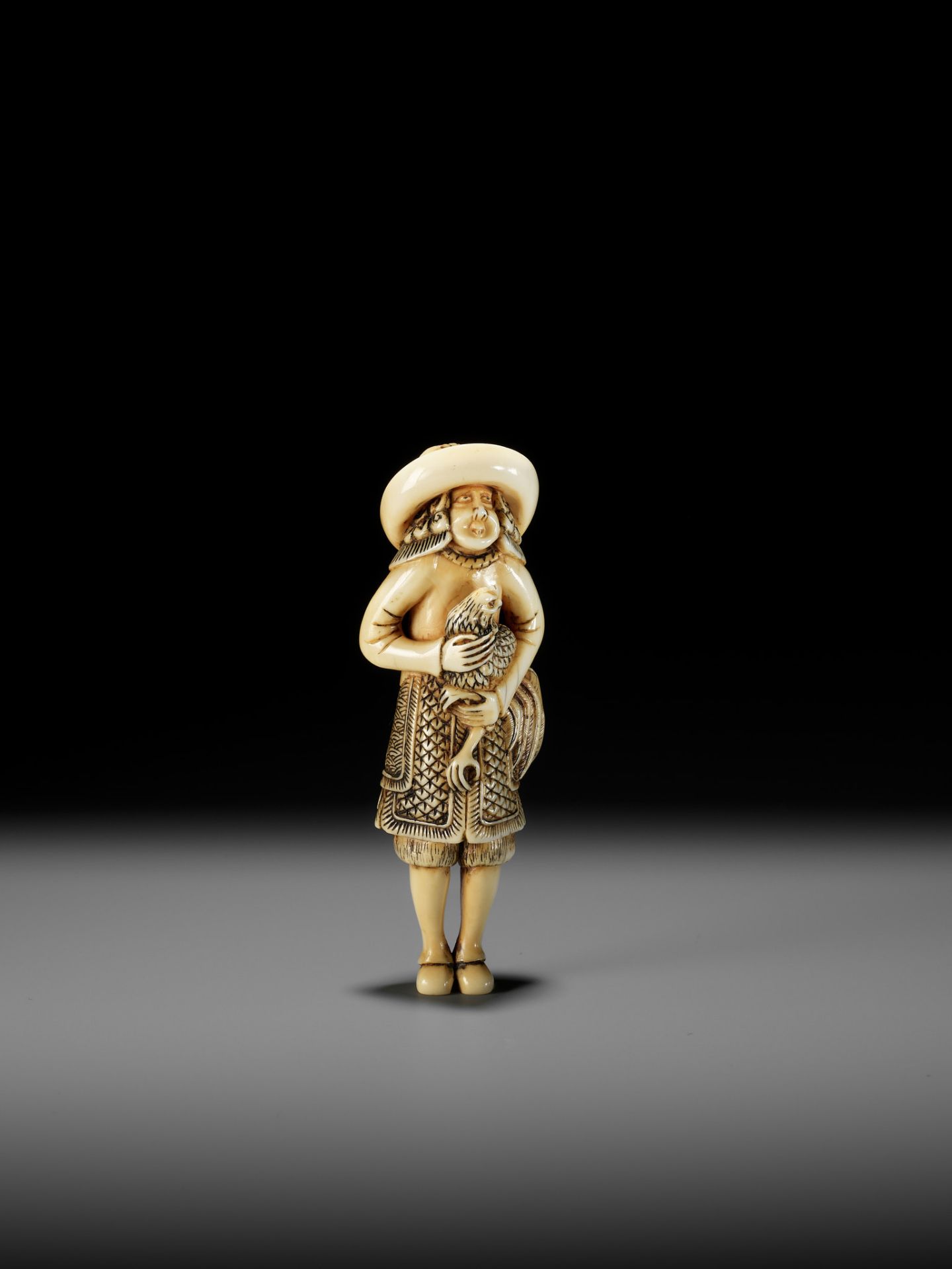 A FINE IVORY NETSUKE OF A DUTCHMAN WITH COCKEREL - Bild 8 aus 13