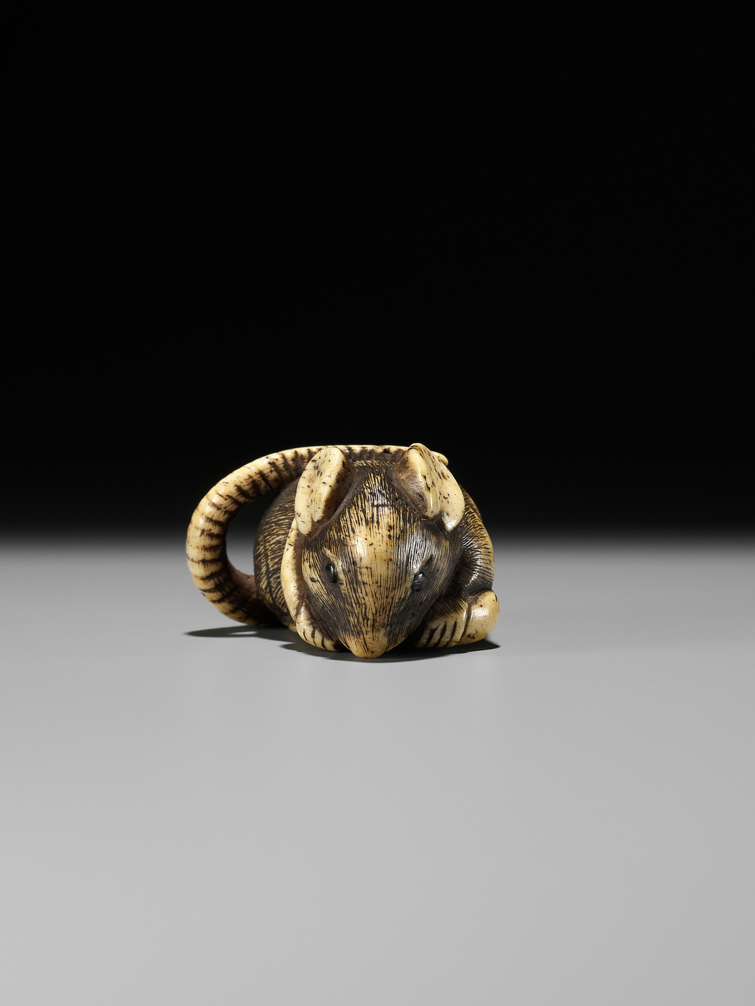 A FINE KYOTO SCHOOL ANTLER NETSUKE OF A RAT EATING A PEPPER - Bild 2 aus 12