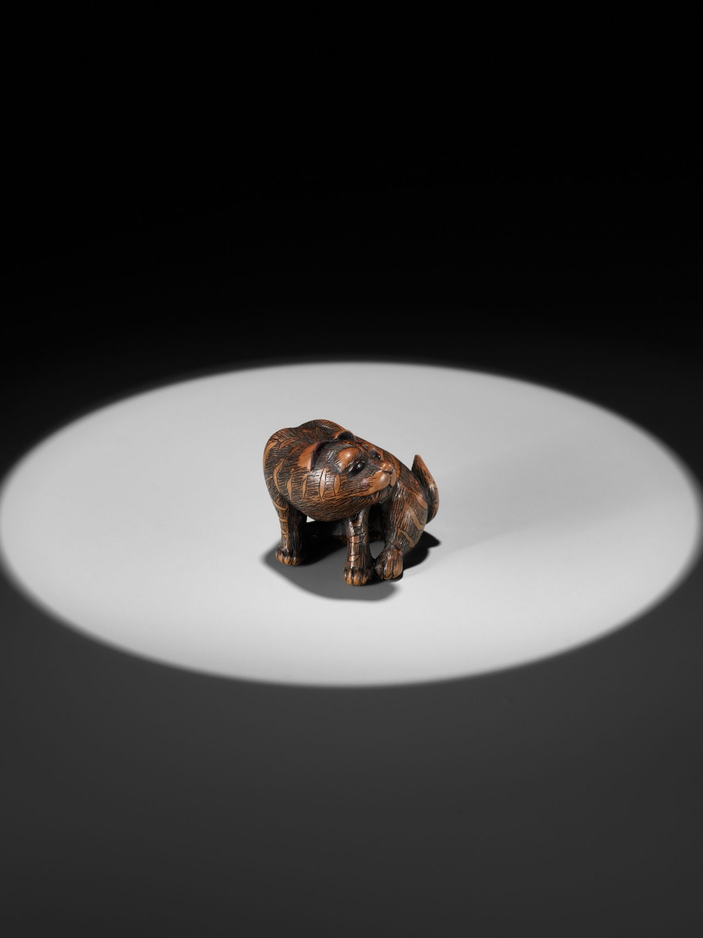 SHIGEKAZU: A FINE WOOD NETSUKE OF A TIGER - Bild 10 aus 15