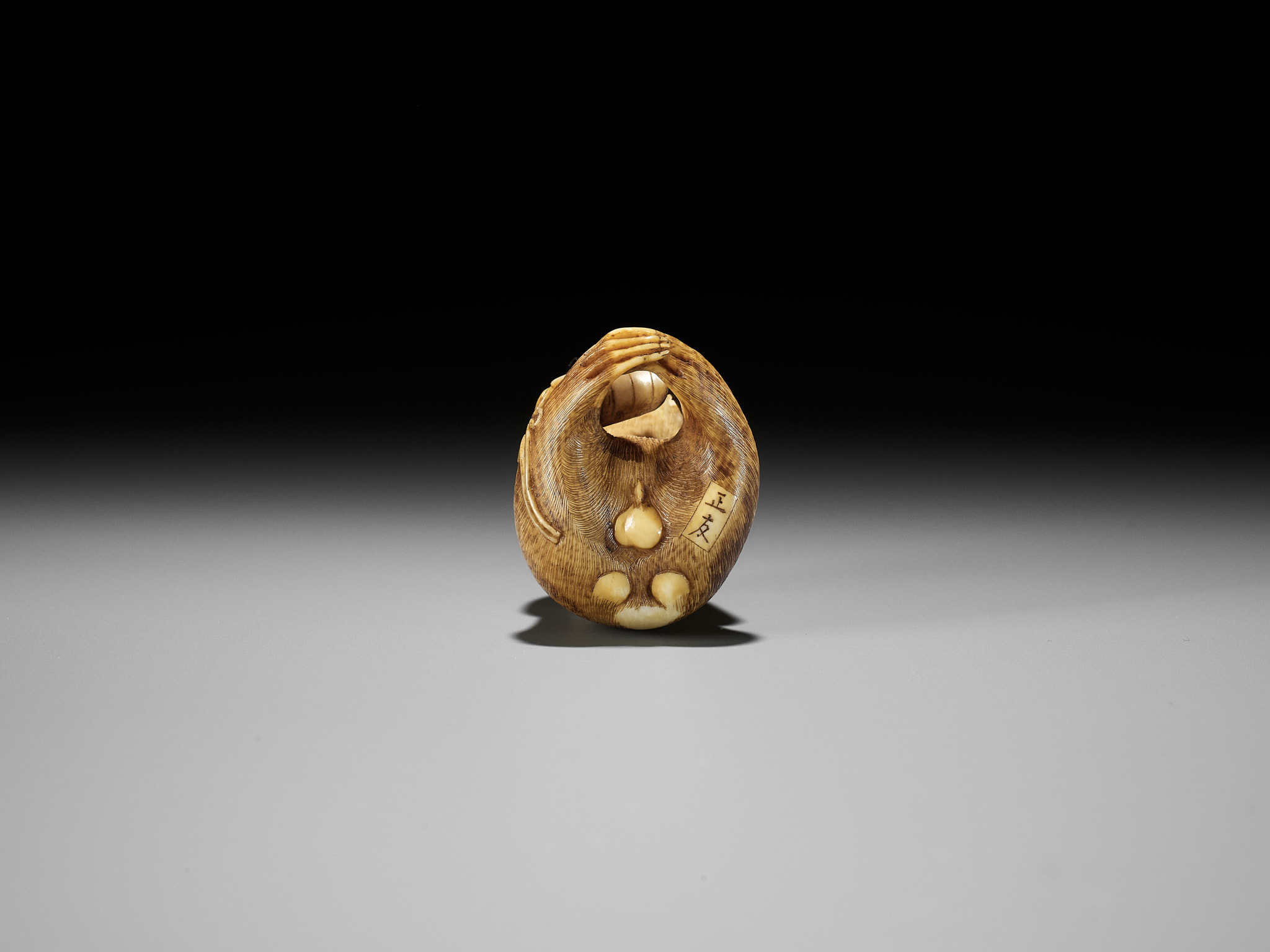 MASATOMO: AN AMUSING IVORY NETSUKE OF A SEATED MONKEY STUDYING A PEACH NETSUKE - Image 13 of 15