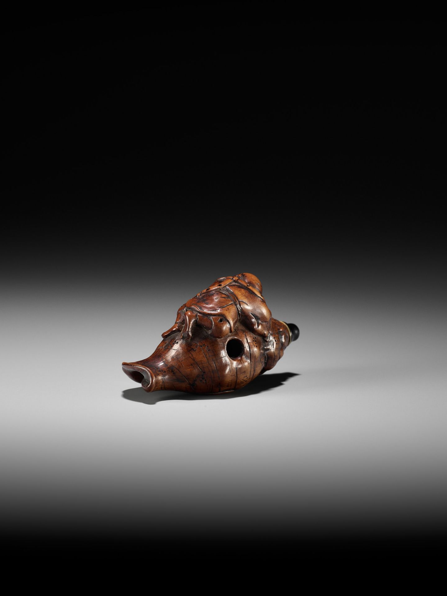 A WOOD NETSUKE OF BENKEI SLEEPING ON A CONCH (HORAGAI) - Bild 7 aus 10