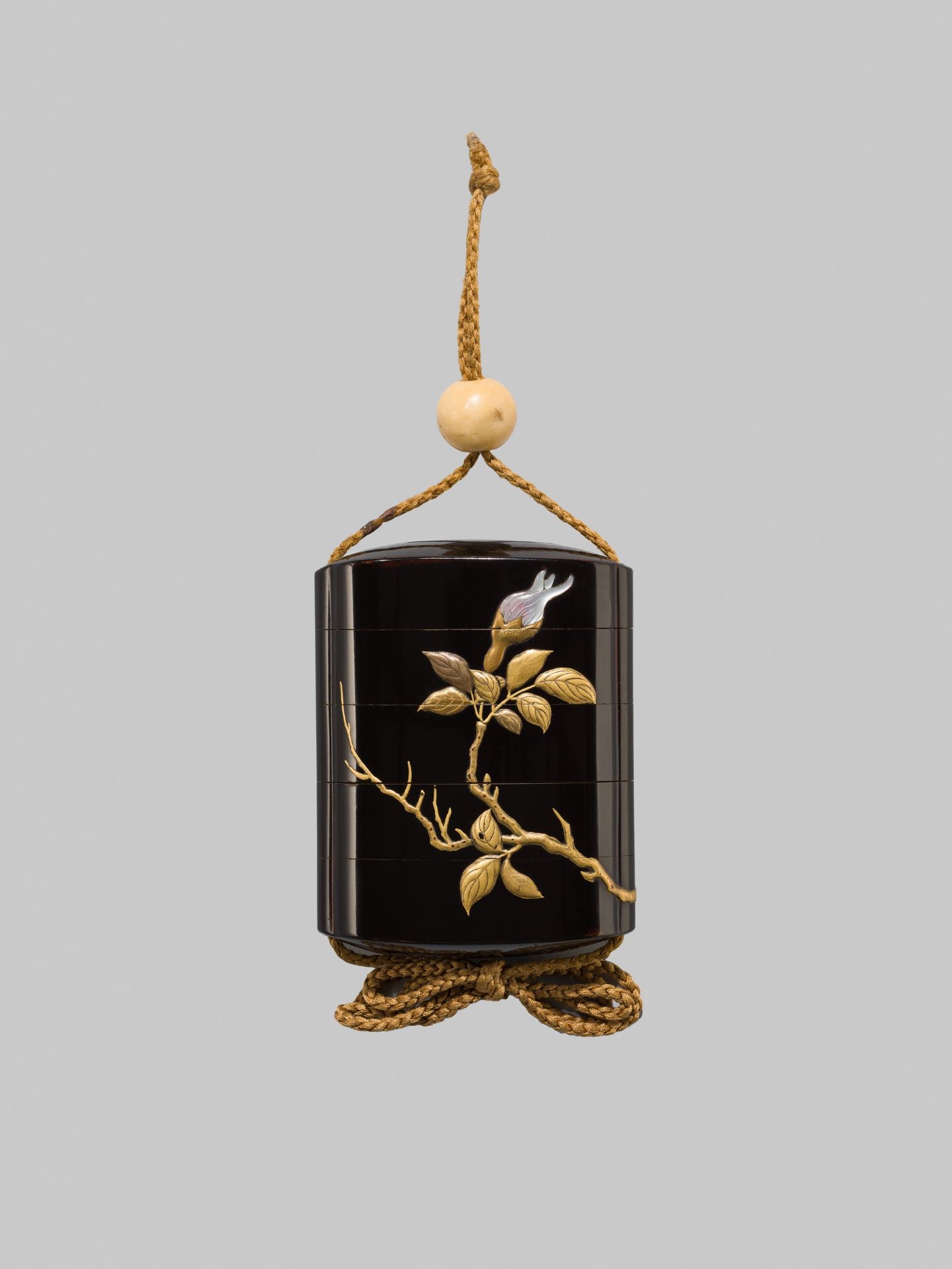 AN ELEGANT INLAID BLACK LACQUER FOUR-CASE INRO WITH CAMELLIA BLOSSOMS - Image 5 of 7