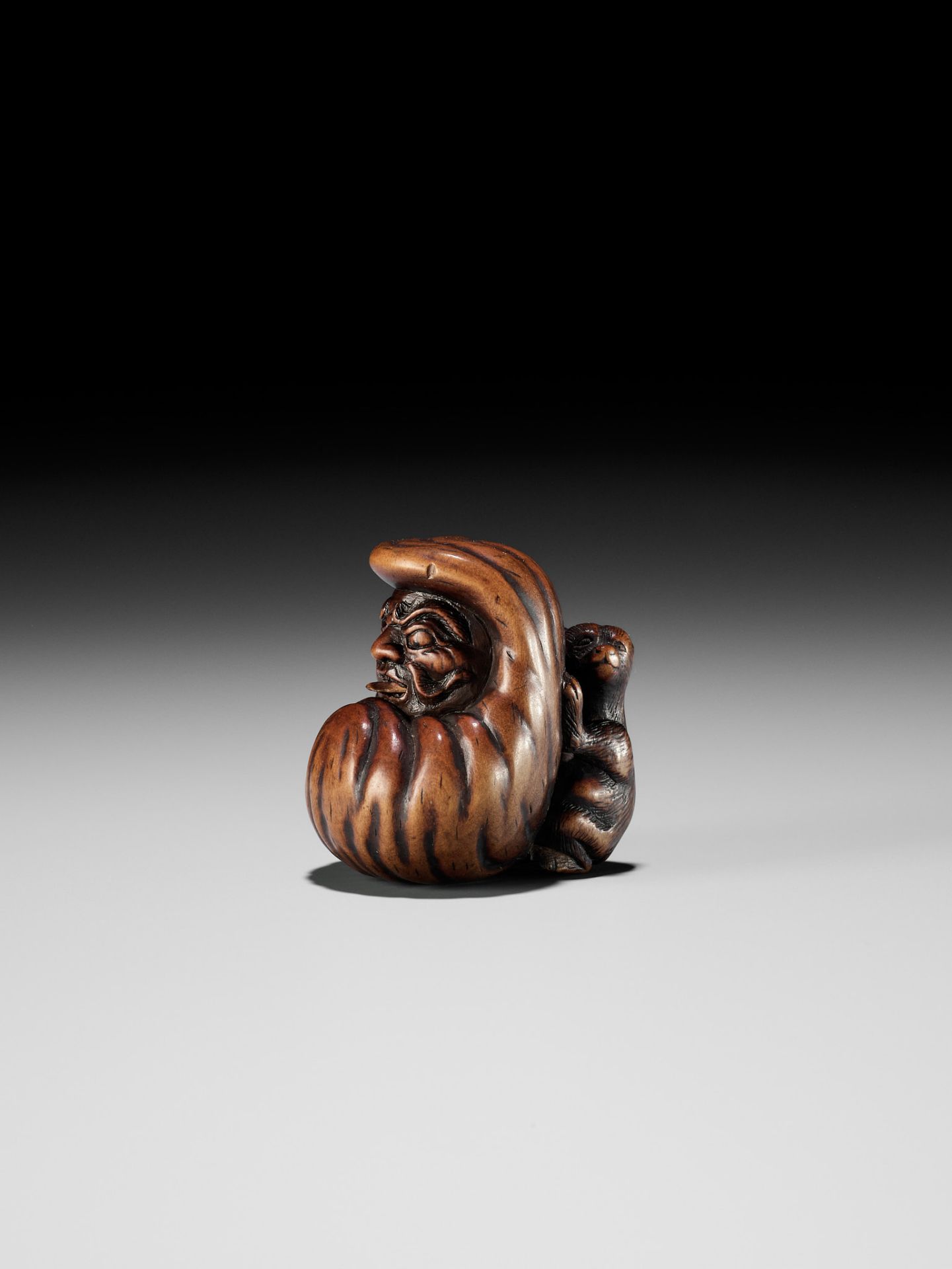 ISSHINSAI: A HUMOROUS WOOD NETSUKE OF TANUKI WITH A MAGICAL DARUMA DOLL SCROTUM - Bild 10 aus 16