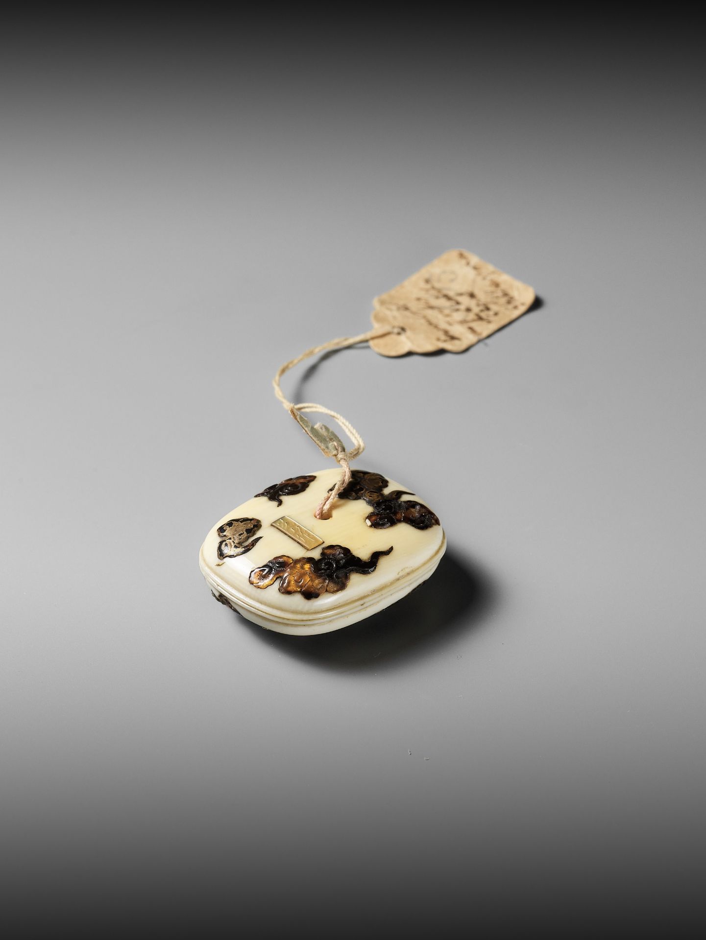 SHIBAYAMA: A FINE LACQUERED AND INLAID IVORY MANJU NETSUKE DEPICTING CRANES AND CLOUDS - Image 4 of 9