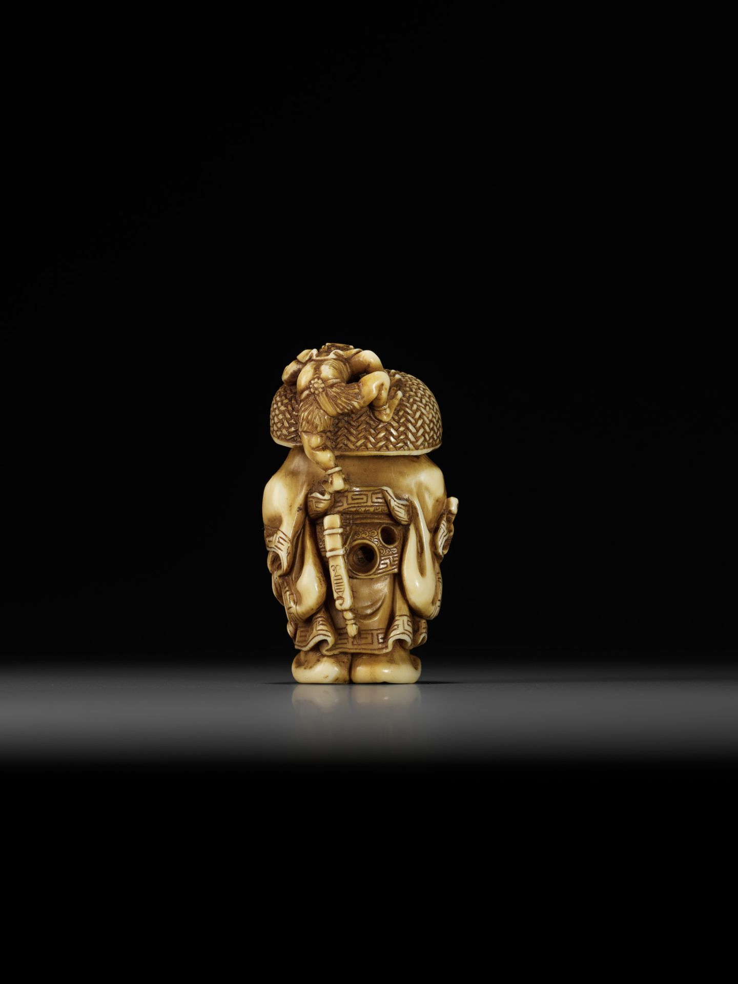 MITSUTOSHI: AN AMUSING IVORY NETSUKE OF SHOKI AND ONI - Bild 7 aus 12