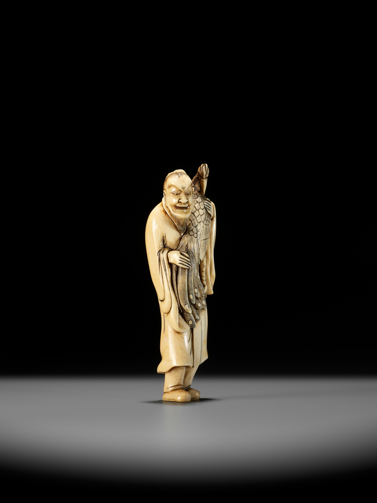 A VERY RARE AND LARGE IVORY NETSUKE OF BAIFUKU WITH HO-O BIRD - Bild 13 aus 16