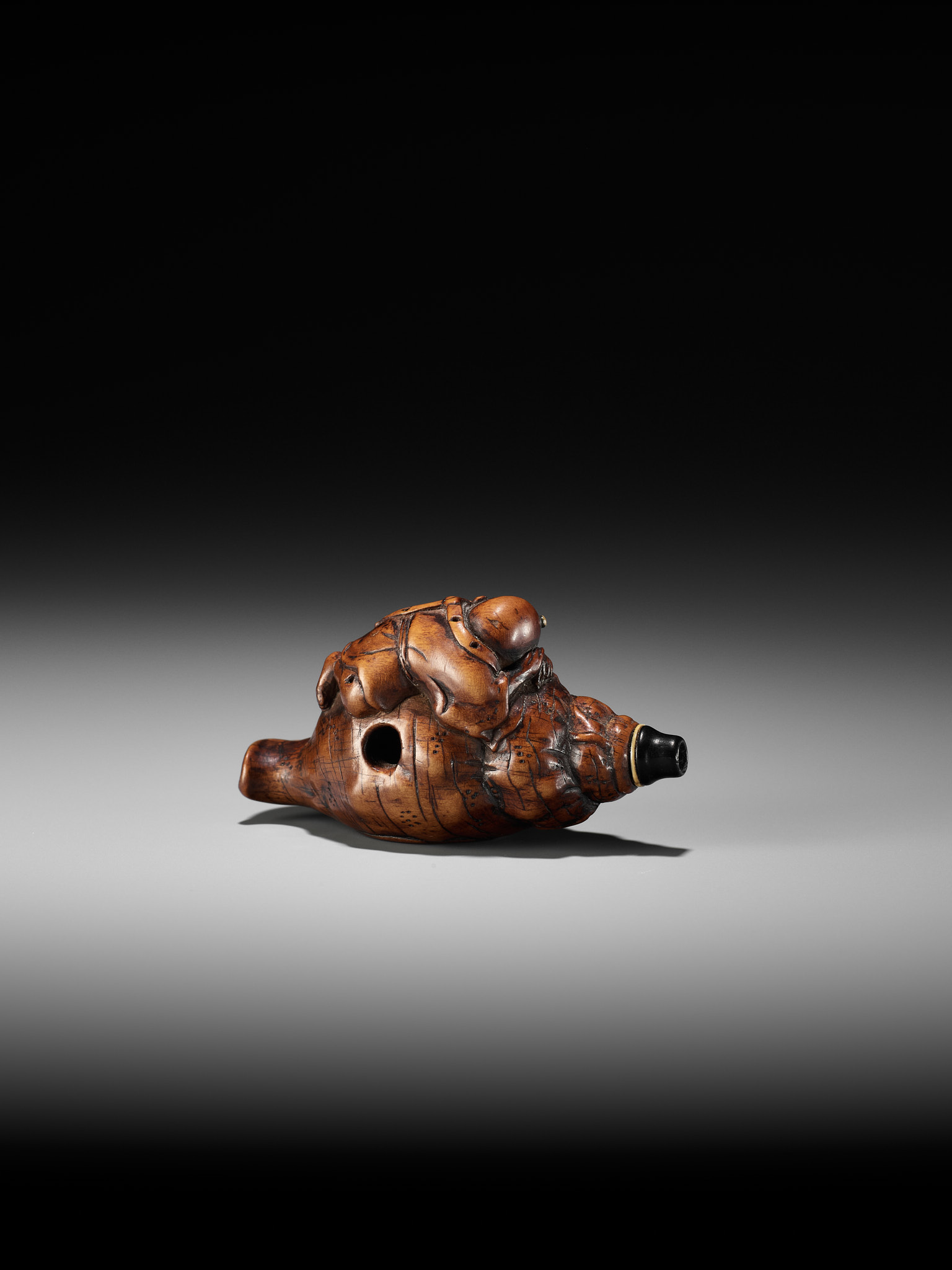 A WOOD NETSUKE OF BENKEI SLEEPING ON A CONCH (HORAGAI) - Bild 8 aus 10