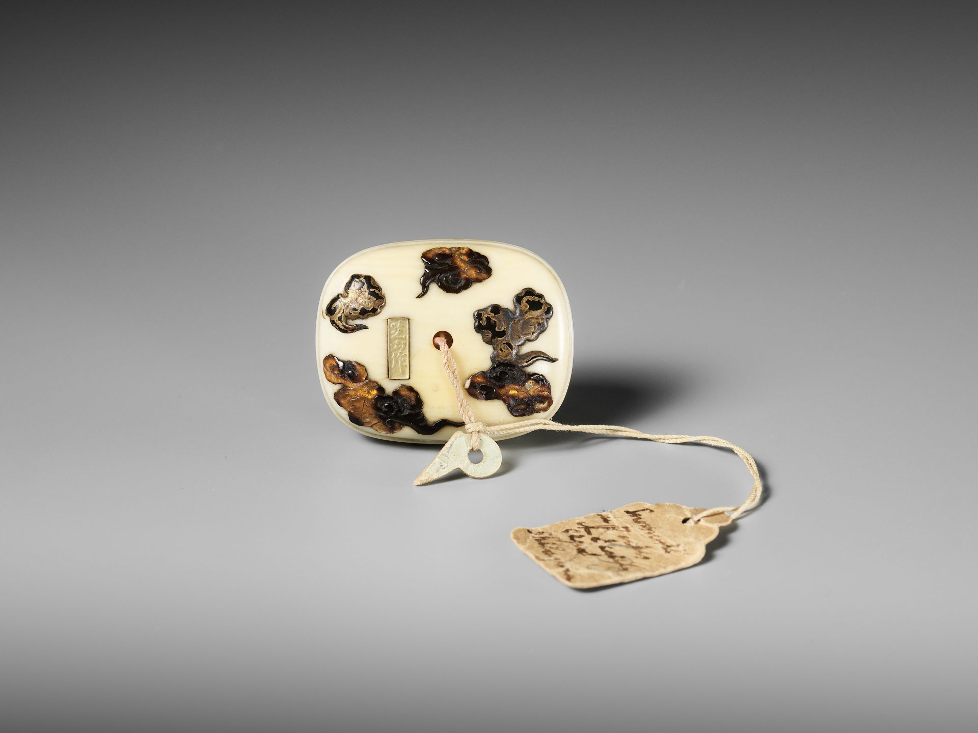 SHIBAYAMA: A FINE LACQUERED AND INLAID IVORY MANJU NETSUKE DEPICTING CRANES AND CLOUDS - Image 3 of 9