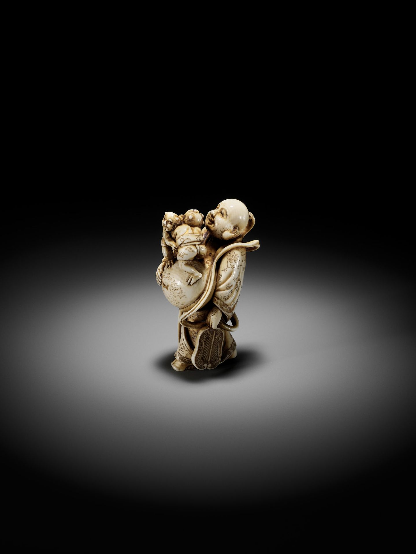 GYOKUZAN: AN AMUSING IVORY NETSUKE OF HOTEI WITH WRESTLING ONI - Bild 3 aus 11