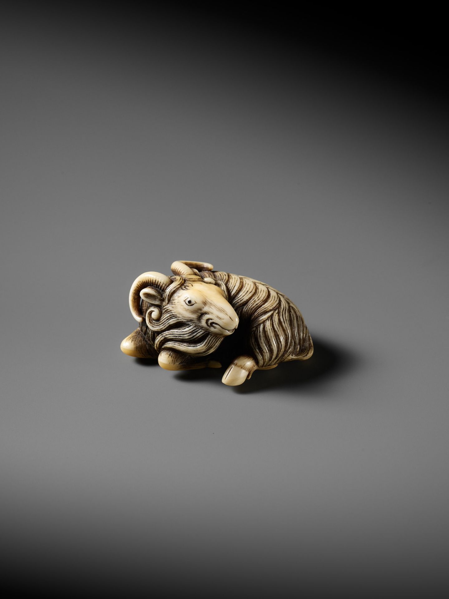 A FINE MARINE IVORY NETSUKE OF A RECLINING GOAT - Bild 11 aus 12