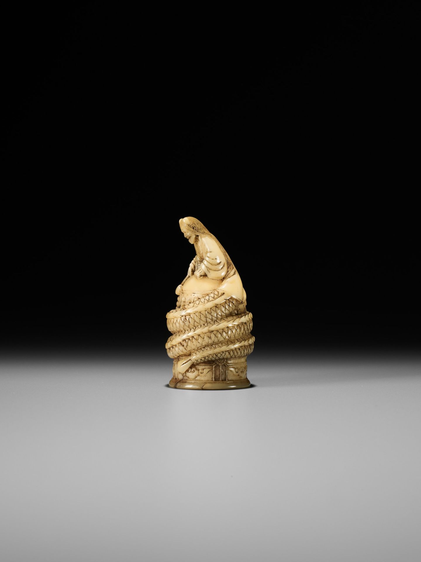 A RARE MARINE TOOTH NETSUKE OF KIYOHIME - Bild 8 aus 12