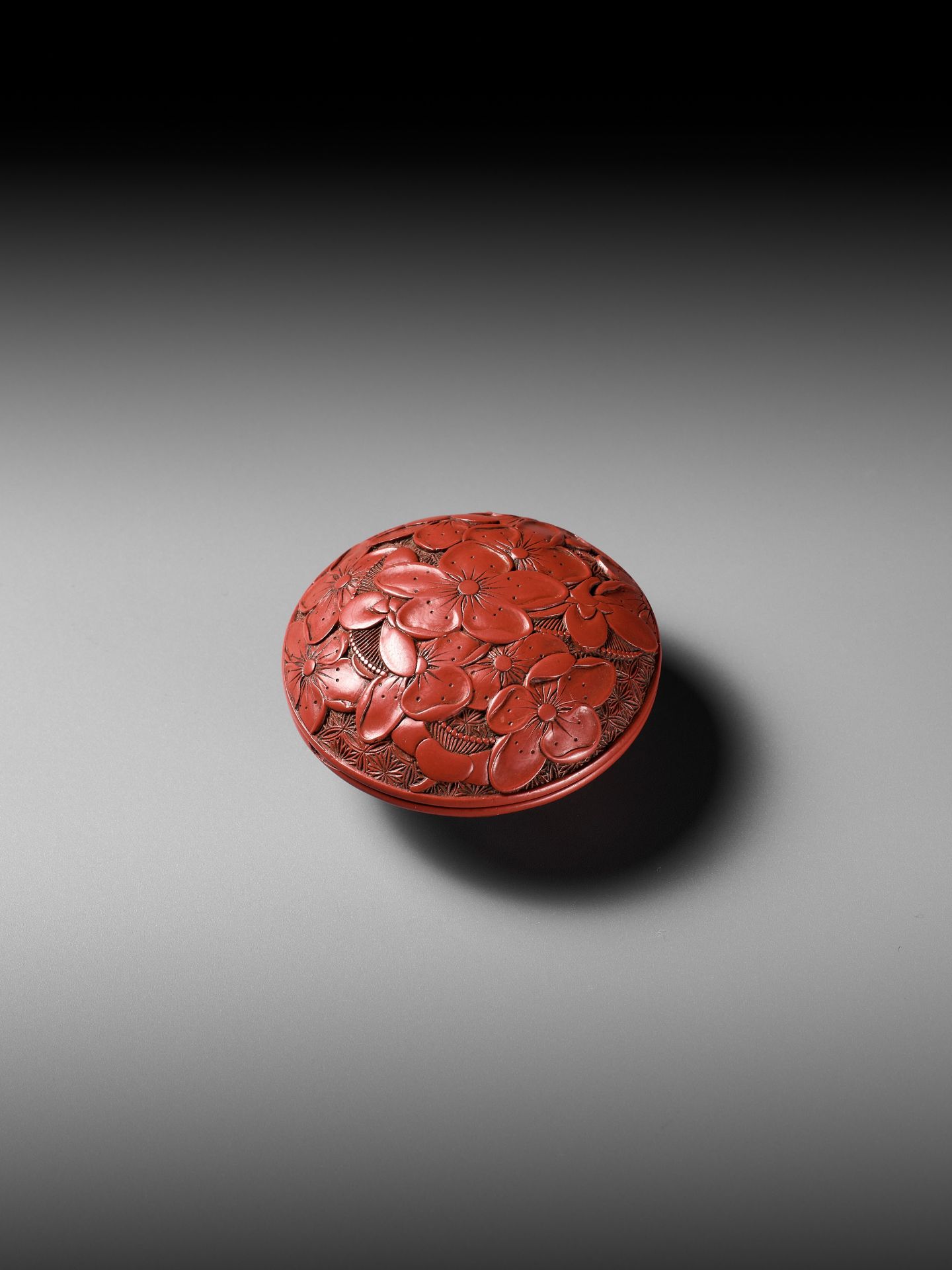 A FINE TSUISHU (CARVED RED LACQUER) MANJU NETSUKE WITH PEACH BLOSSOMS - Bild 3 aus 13